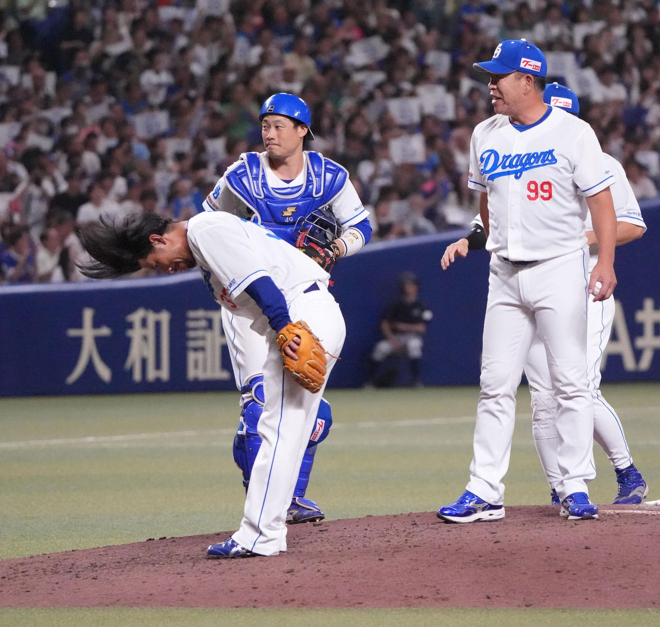 中日対ヤクルト　8回表ヤクルト無死一塁、祖父江（左）は一礼しマウンドを降りる（撮影・森本幸一）