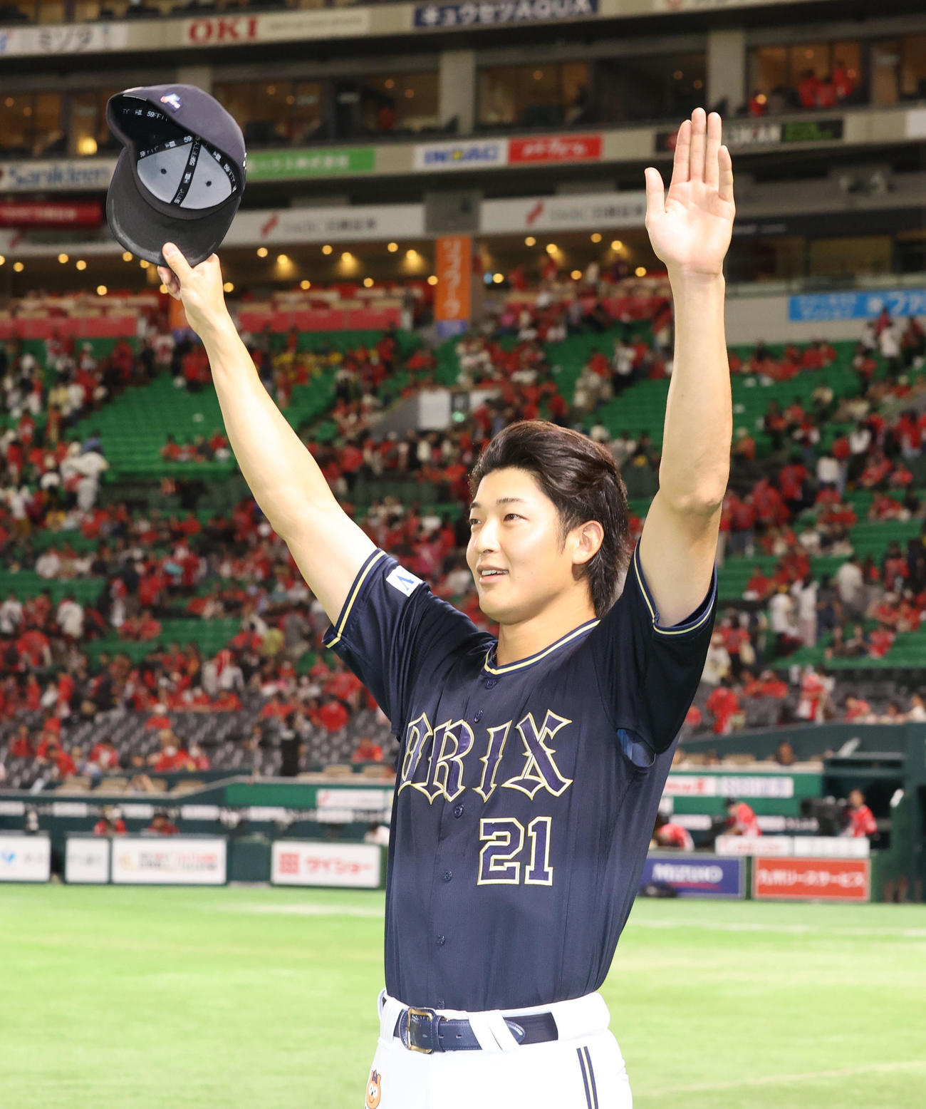 ソフトバンク対オリックス　勝利投手となった山崎はファンに向かって手を振る（撮影・梅根麻紀）