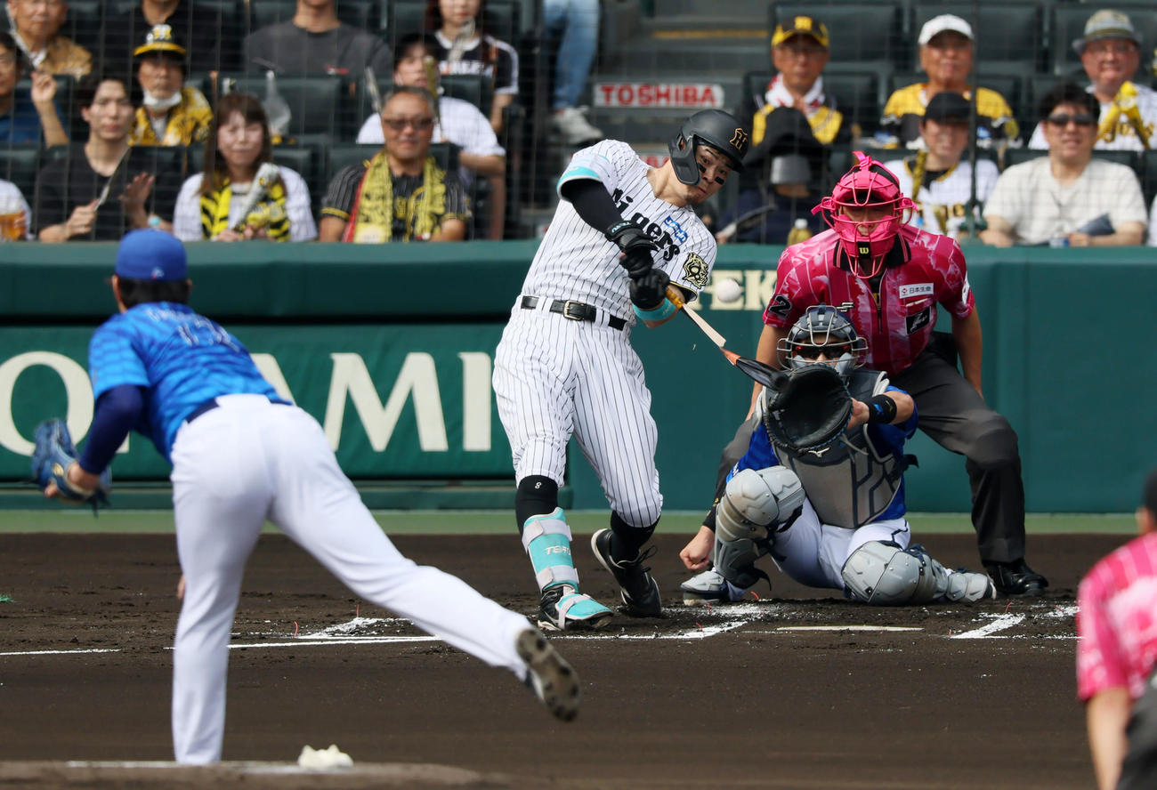 阪神対DeNA 1回裏阪神2死一塁、佐藤輝は右飛を打ち上げる。投手竹田（撮影・加藤哉）