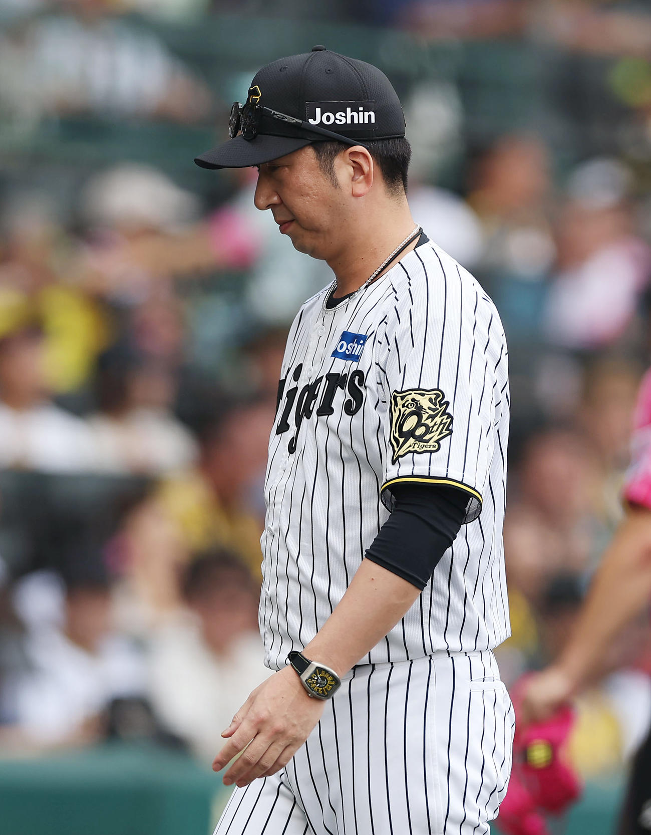 阪神対DeNA 5回裏DeNA2死二塁、高橋が失点し、投手交代を告げた藤川監督（撮影・前田充）