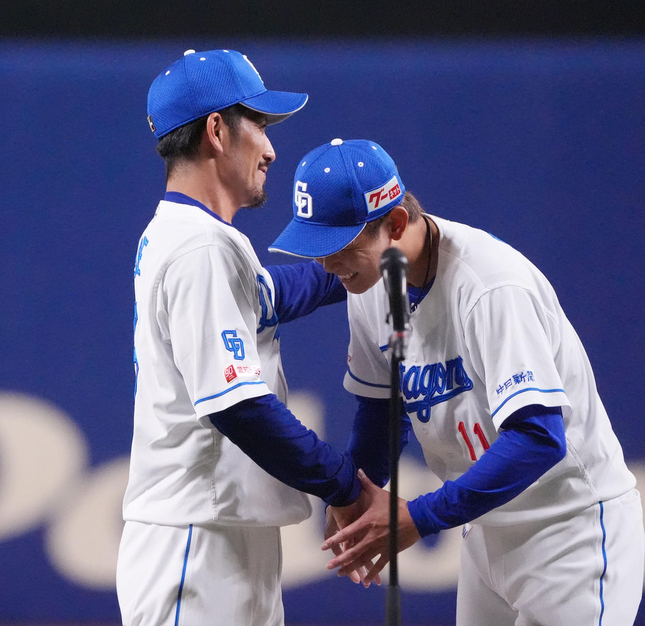 中日対ヤクルト　引退セレモニーを終え握手を交わす祖父江（左）と岡田（撮影・森本幸一）