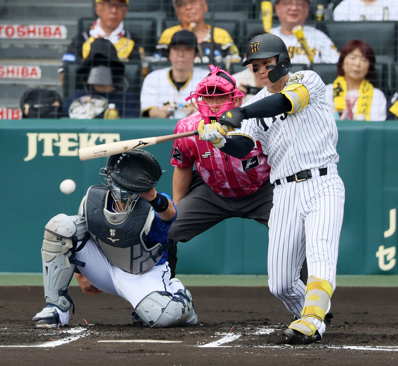 阪神対DeNA 1回裏阪神2死、森下は右前打を放つ（撮影・加藤哉）