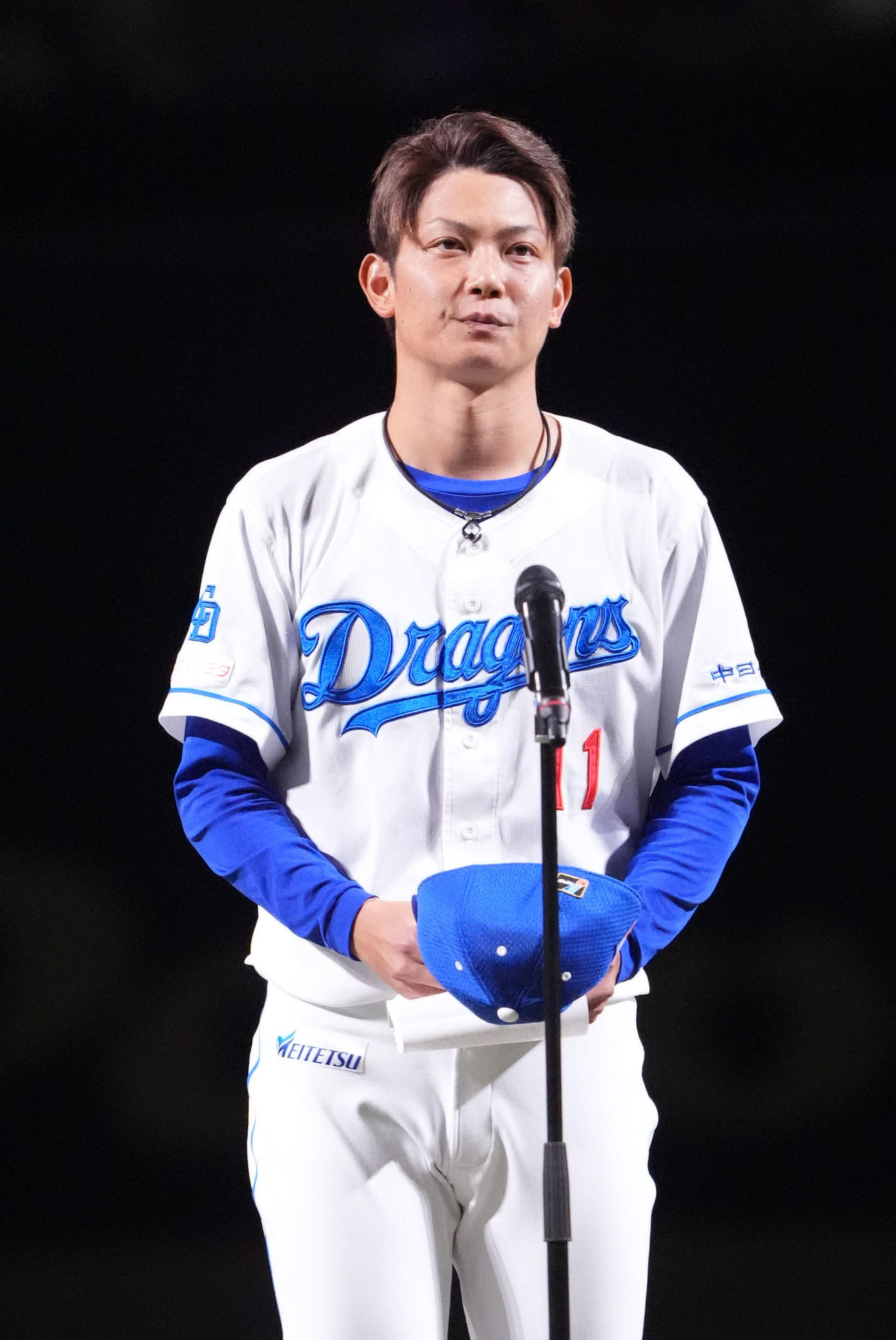 中日対ヤクルト　引退セレモニーであいさつをする岡田（撮影・森本幸一）