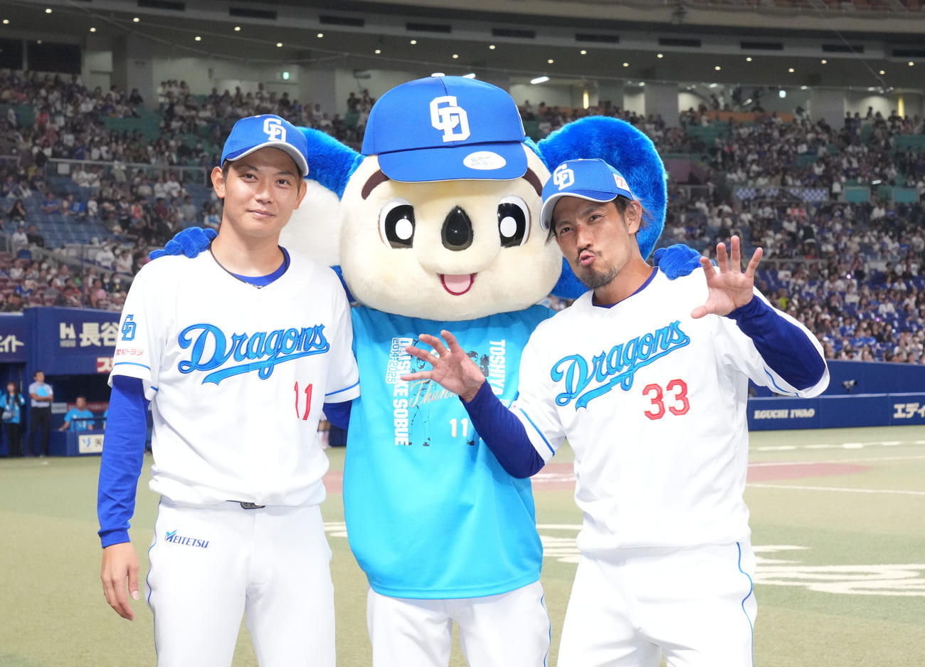 中日対ヤクルト　引退セレモニーを終え記念撮影に納まる左から岡田、ドアラ、祖父江（撮影・森本幸一）