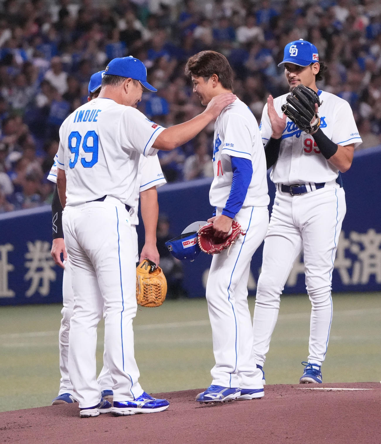 中日対ヤクルト　1回表ヤクルト1死、岡田（右から2人目）は井上監督と言葉を交わしマウンドを降りる（撮影・森本幸一）