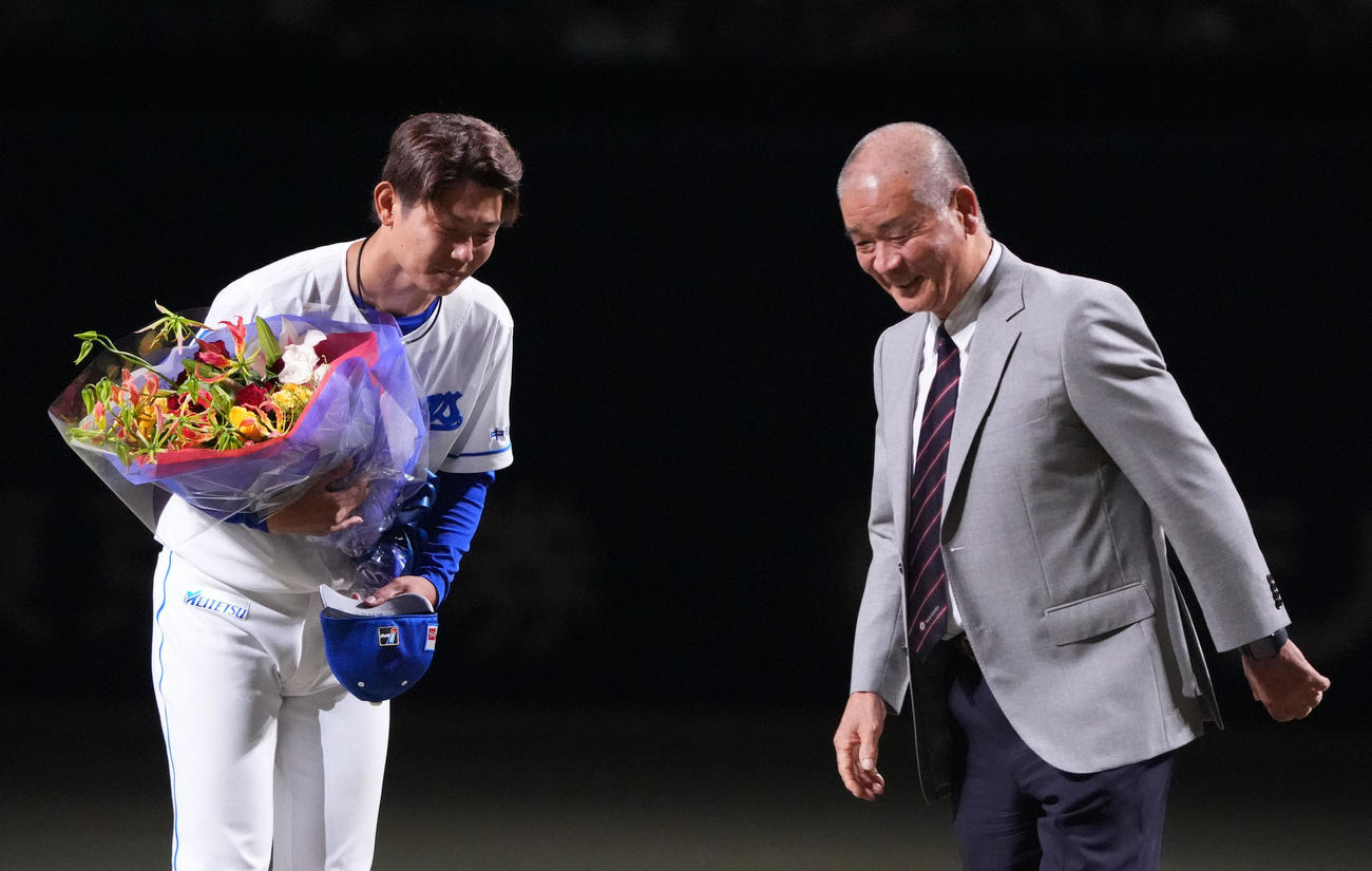 中日対ヤクルト　岡田（左）はセレモニーで智弁学園和歌山高校野球部名誉監督の高嶋仁さんから花束を受け取る（撮影・森本幸一）