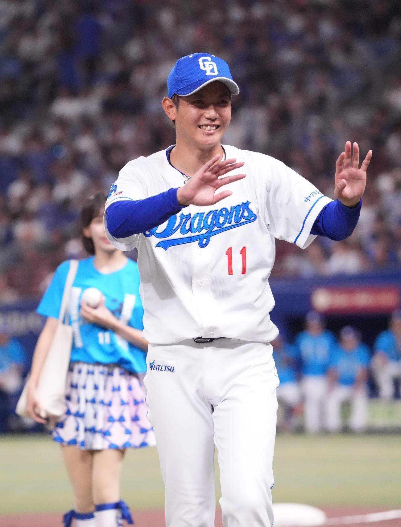 中日対ヤクルト　引退セレモニーを終えスタンドの観客の声援に応える岡田（撮影・森本幸一）