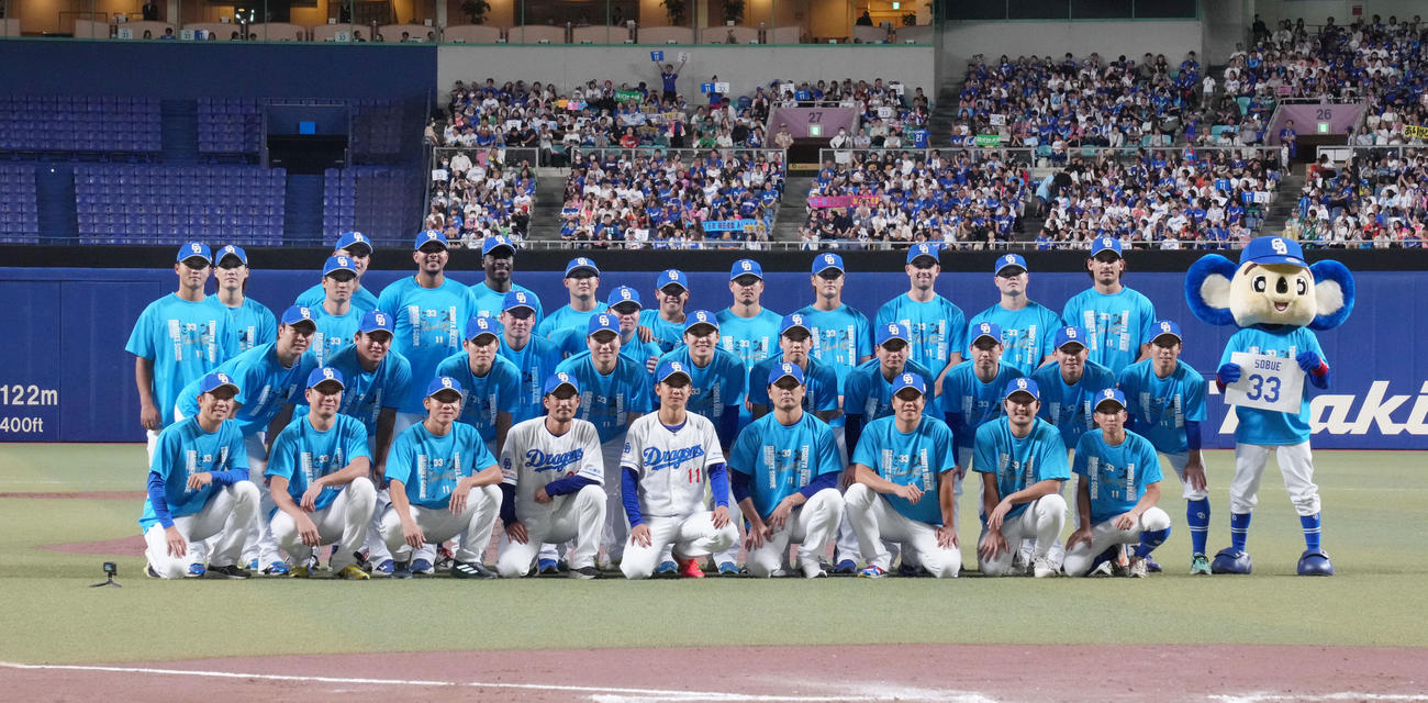 中日対ヤクルト　引退セレモニーを終えナインと記念撮影に納まる前列4人目から祖父江と岡田（撮影・森本幸一）
