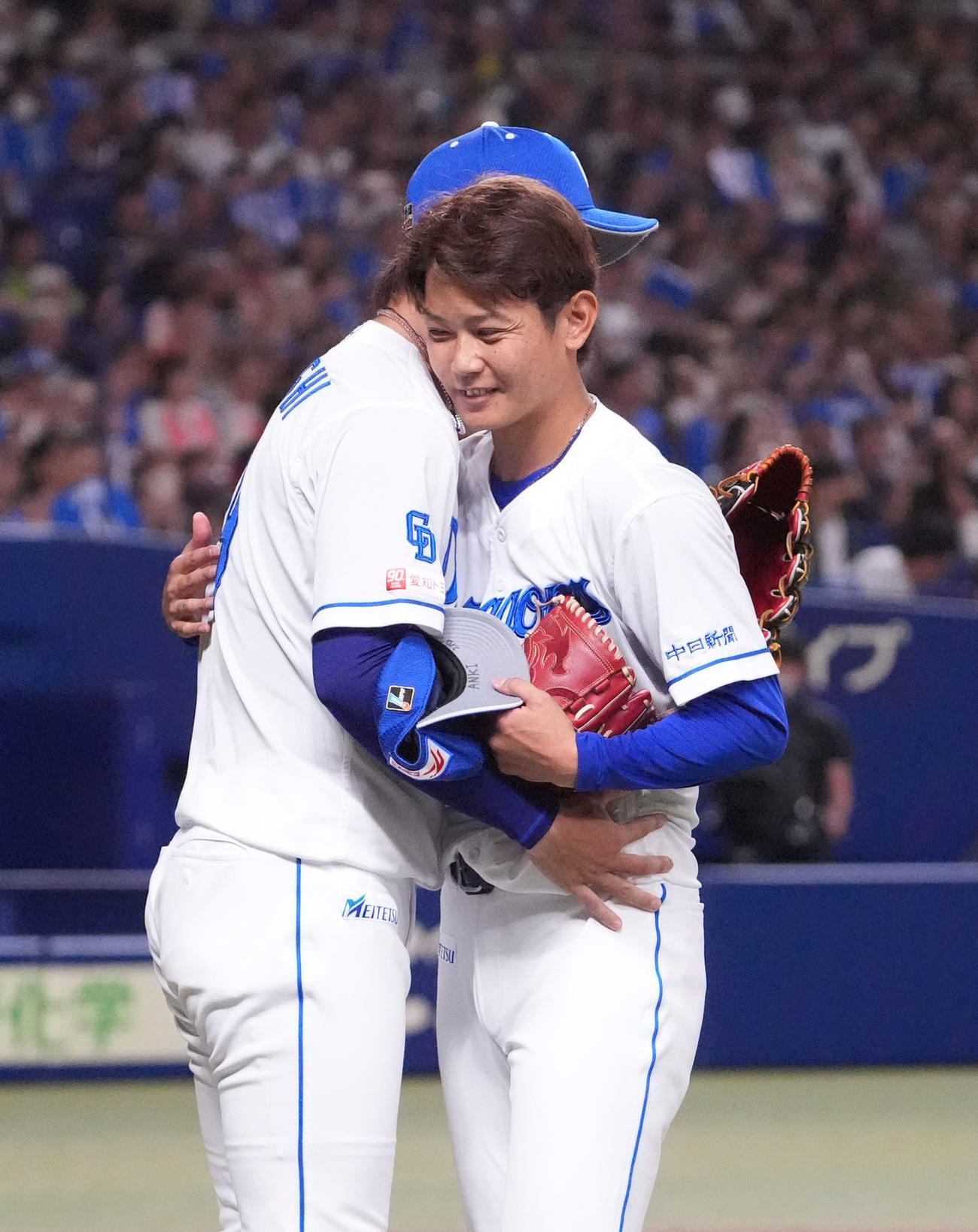 中日対ヤクルト　1回表ヤクルト1死、岡田（右）は高橋宏とハグを交わし交代する（撮影・森本幸一）