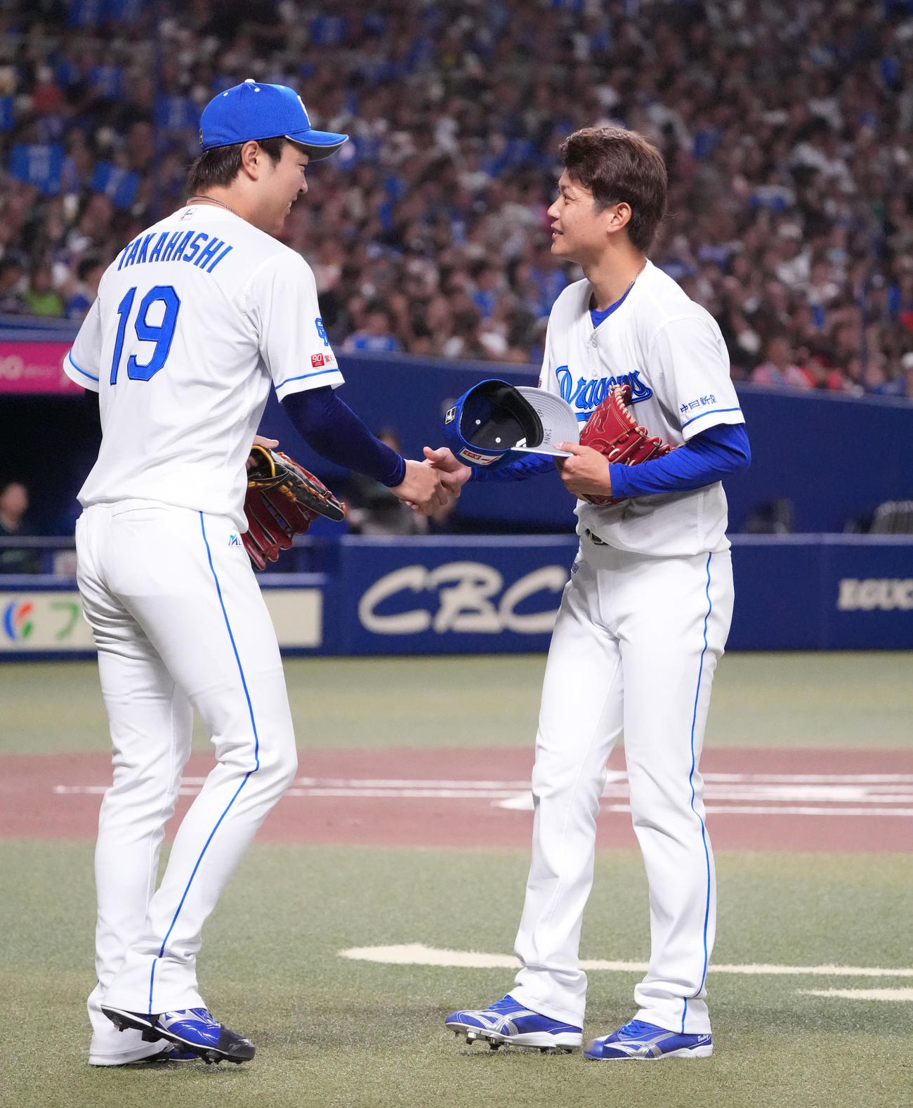 中日対ヤクルト　1回表ヤクルト1死、岡田（右）は高橋宏と握手を交わし交代する（撮影・森本幸一）