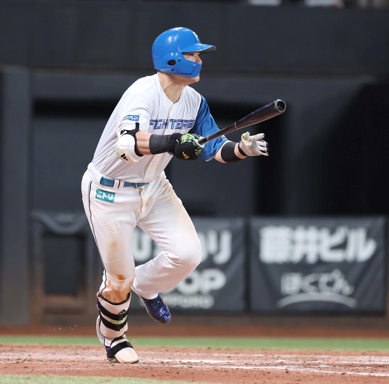 日本ハム対ロッテ　4回裏日本ハム2死満塁、右中間に走者一掃の二塁打を放つ清宮幸（撮影・黒川智章）
