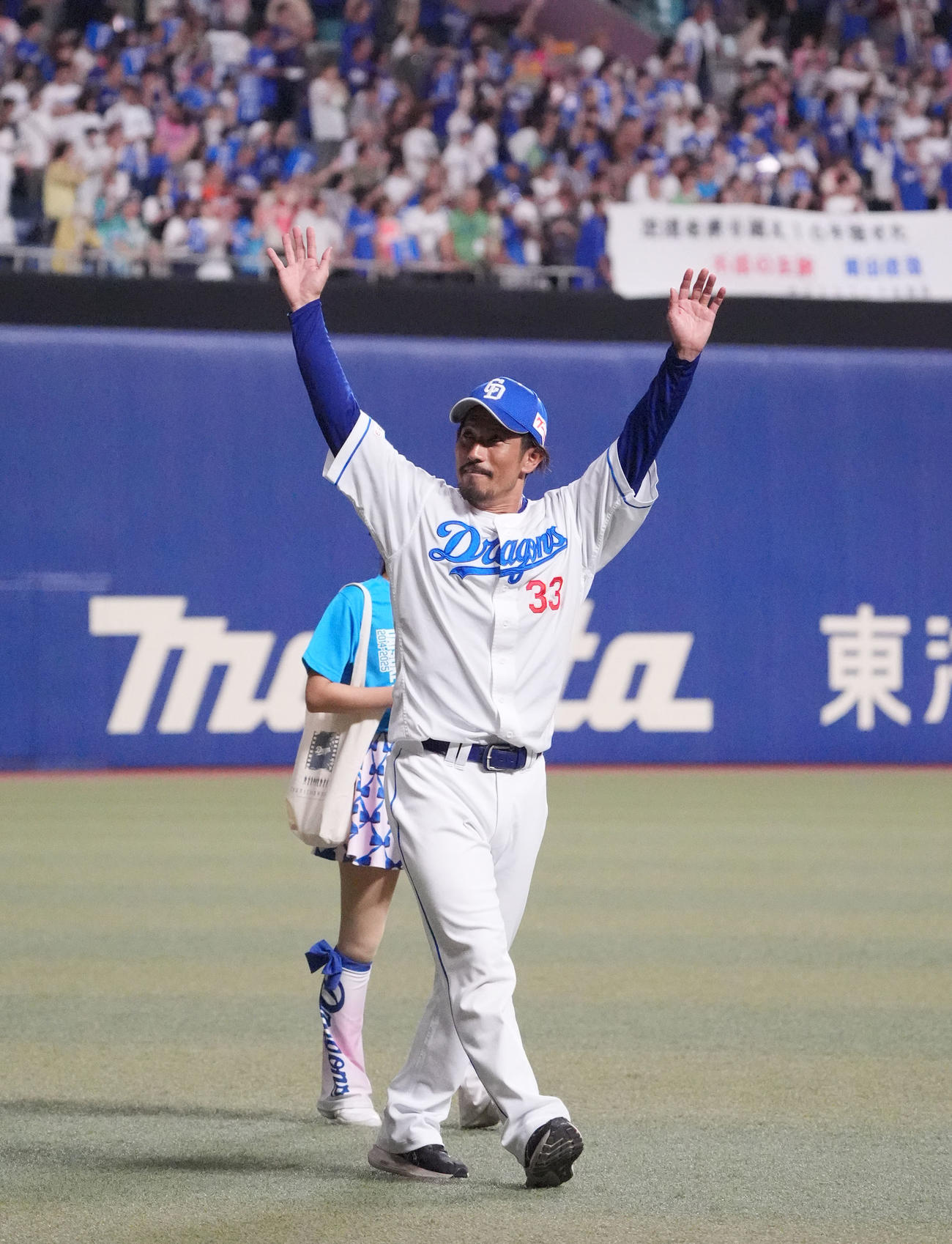 中日対ヤクルト　引退セレモニーを終えスタンドの観客の声援に応える祖父江（撮影・森本幸一）