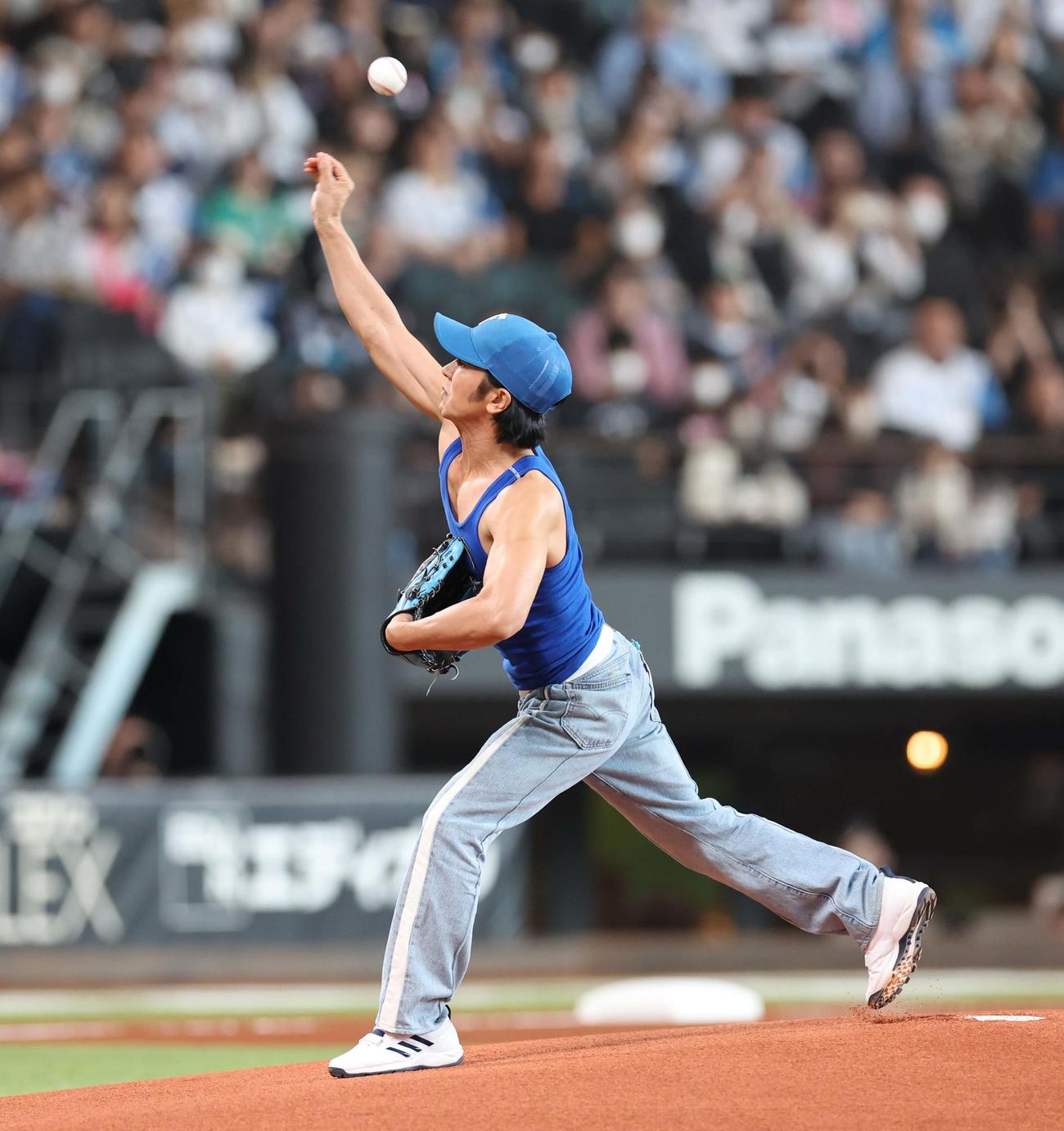 日本ハム対ロッテ　ファーストピッチセレモニーに登場の武田真治（撮影・黒川智章）