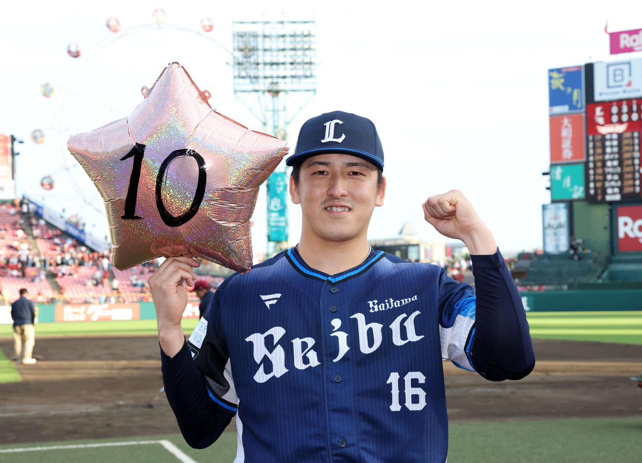 楽天対西武　10勝目を飾った西武隅田は星を手に笑顔でガッツポーズ（撮影・浅見桂子）