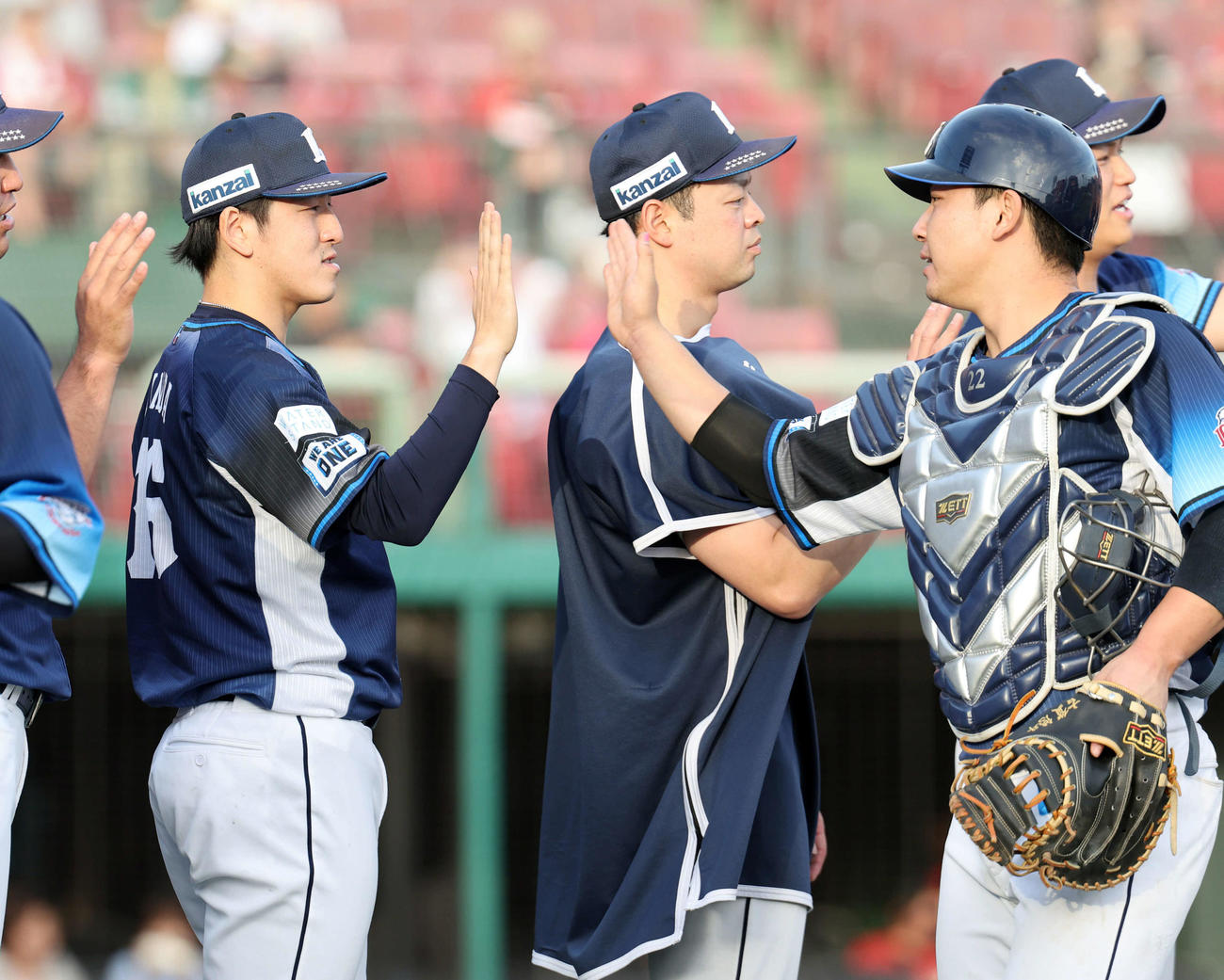 楽天対西武　10勝目の西武隅田（左）は古賀らナインとハイタッチ（撮影・浅見桂子）