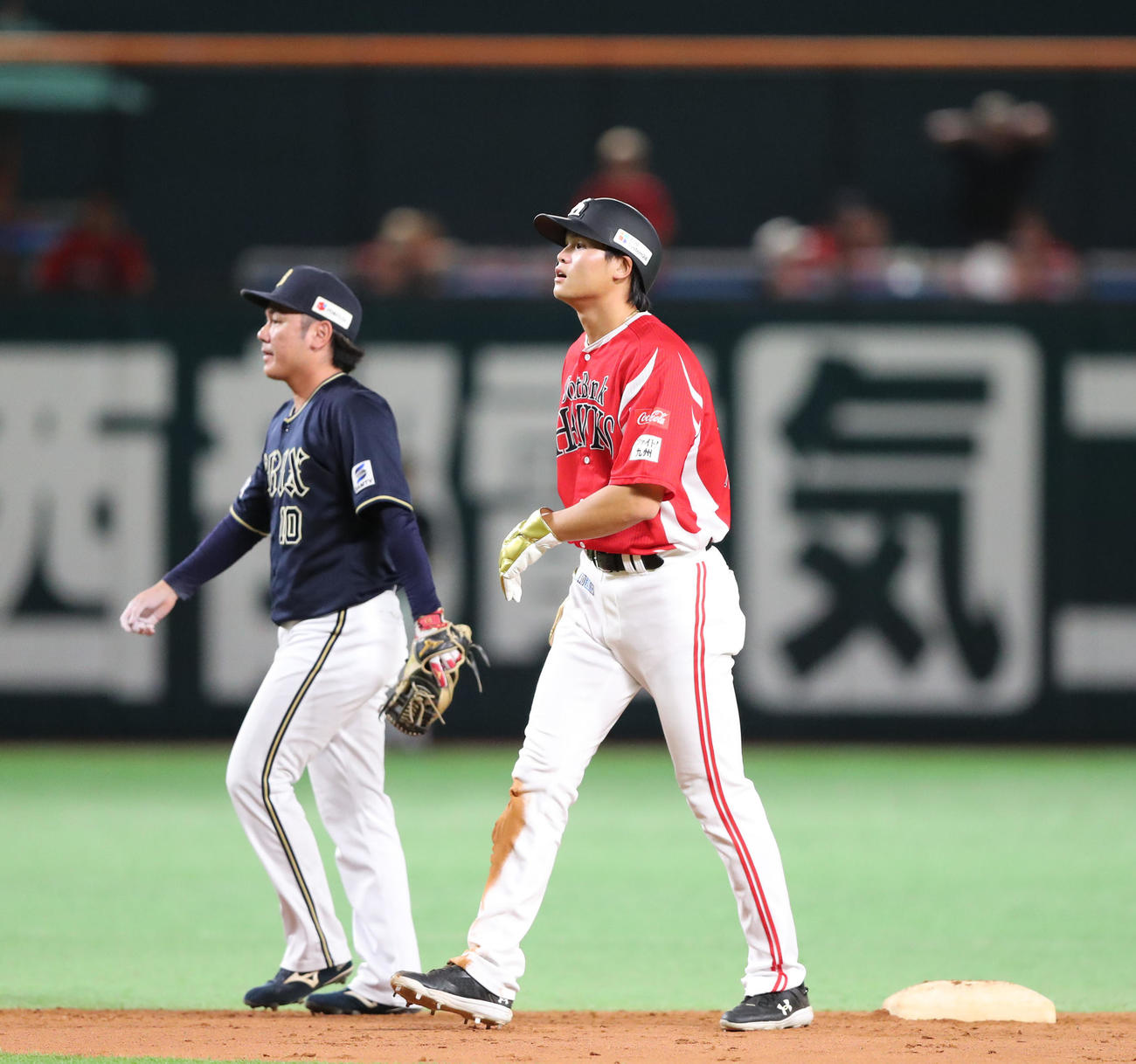 ソフトバンク対オリックス　9回裏ソフトバンク1死二塁、柳町は左飛に終わる、二塁に戻りきれずにアウトとなる笹川（撮影・梅根麻紀）（撮影・梅根麻紀）