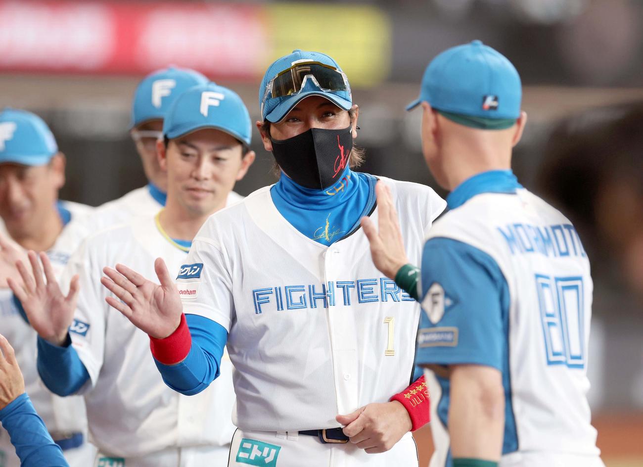 日本ハム対ロッテ　試合後、笑顔でスタッフらとハイタッチする新庄監督（撮影・黒川智章）