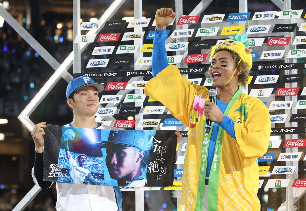 日本ハム対ロッテ　ヒーローインタビューでパイナップルグッズで身を固め叫ぶ水谷瞬（右）と郡司（撮影・黒川智章）