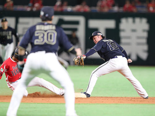 ソフトバンク対オリックス 9回裏ソフトバンク1死二塁、柳町は左飛に終わる、二塁に戻りきれずにアウトとなる笹川(撮影・梅根麻紀)(撮影・梅根麻紀)