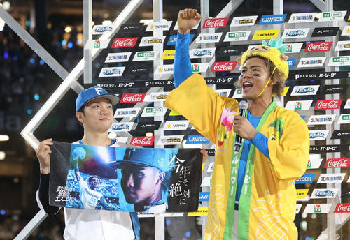 日本ハム対ロッテ ヒーローインタビューでパイナップルグッズで身を固め叫ぶ水谷瞬(右)と郡司(撮影・黒川智章)