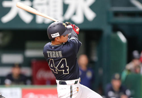 ソフトバンク対オリックス 2回表オリックス1死、頓宮は左中間に先制本塁打を放つ(撮影・梅根麻紀)