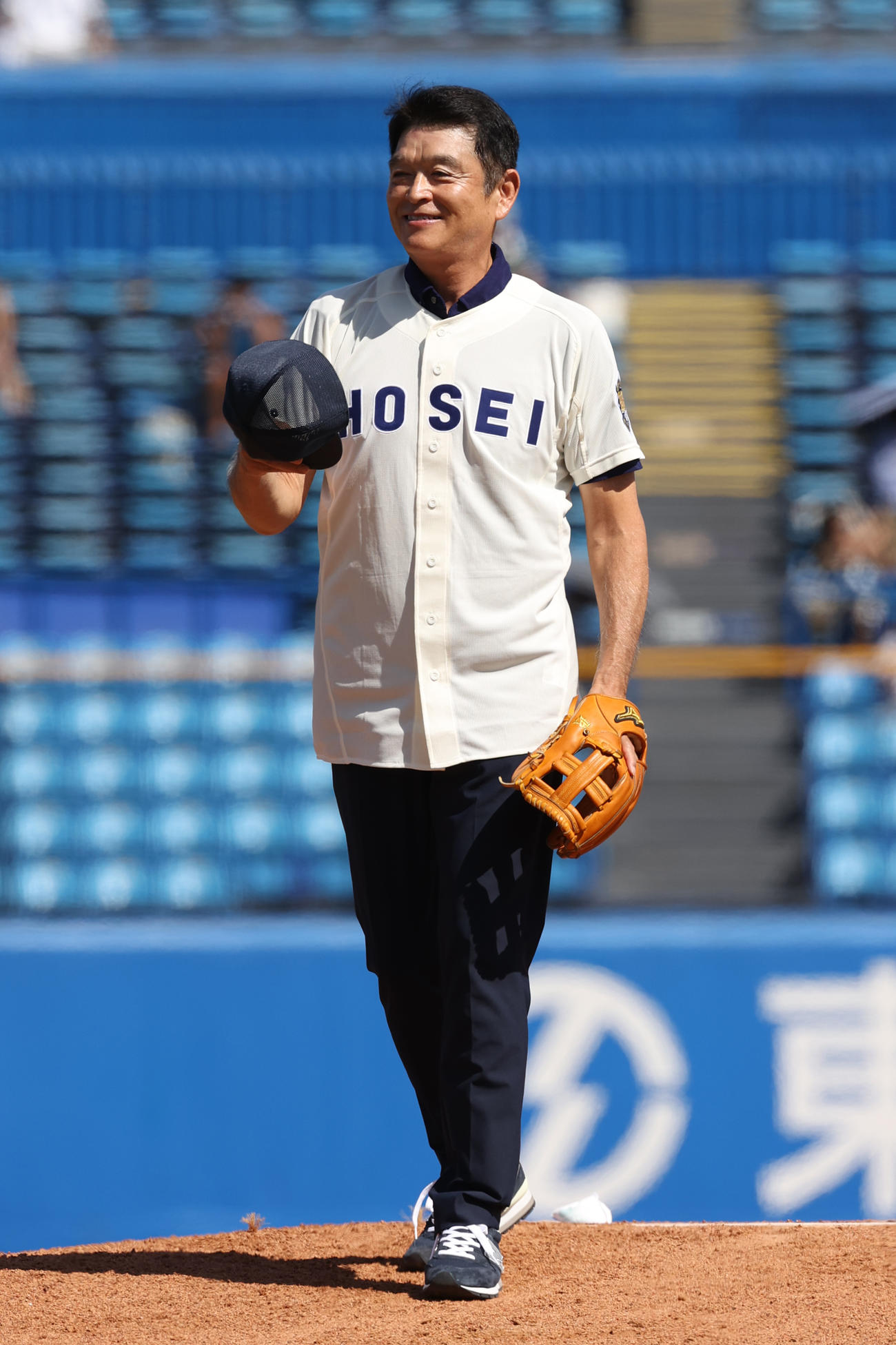 立大対法大　始球式を務めた法大OBの小早川毅彦氏（撮影・柴田隆二）　　