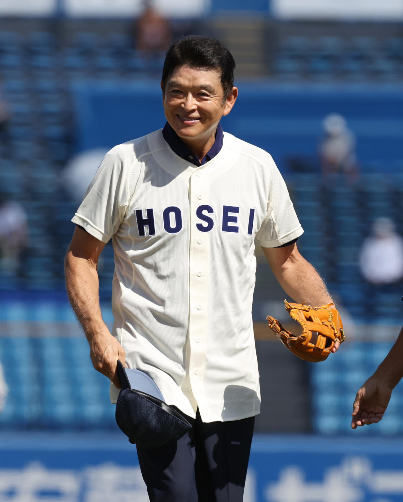 立大対法大　始球式を務めた法大OBの小早川毅彦氏（撮影・柴田隆二）　　