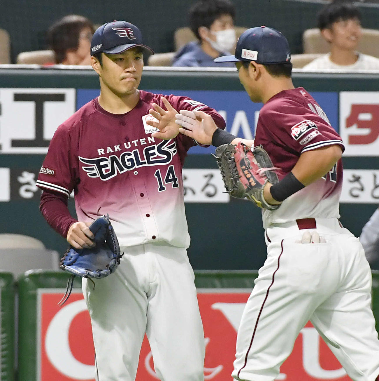 ソフトバンク対楽天　4回裏ソフトバンク2死一塁、甲斐の右飛を好捕した岡島（右）とタッチを交わす則本（2023年10月撮影）