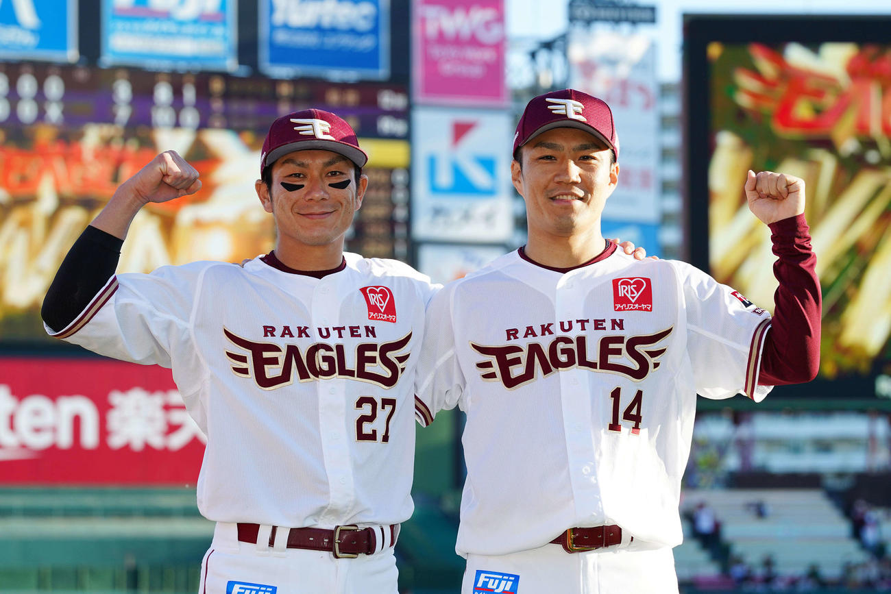 オリックスに勝ちヒーローの楽天則本（右）と岡島は笑顔で写真に納まる（2023年5月撮影）