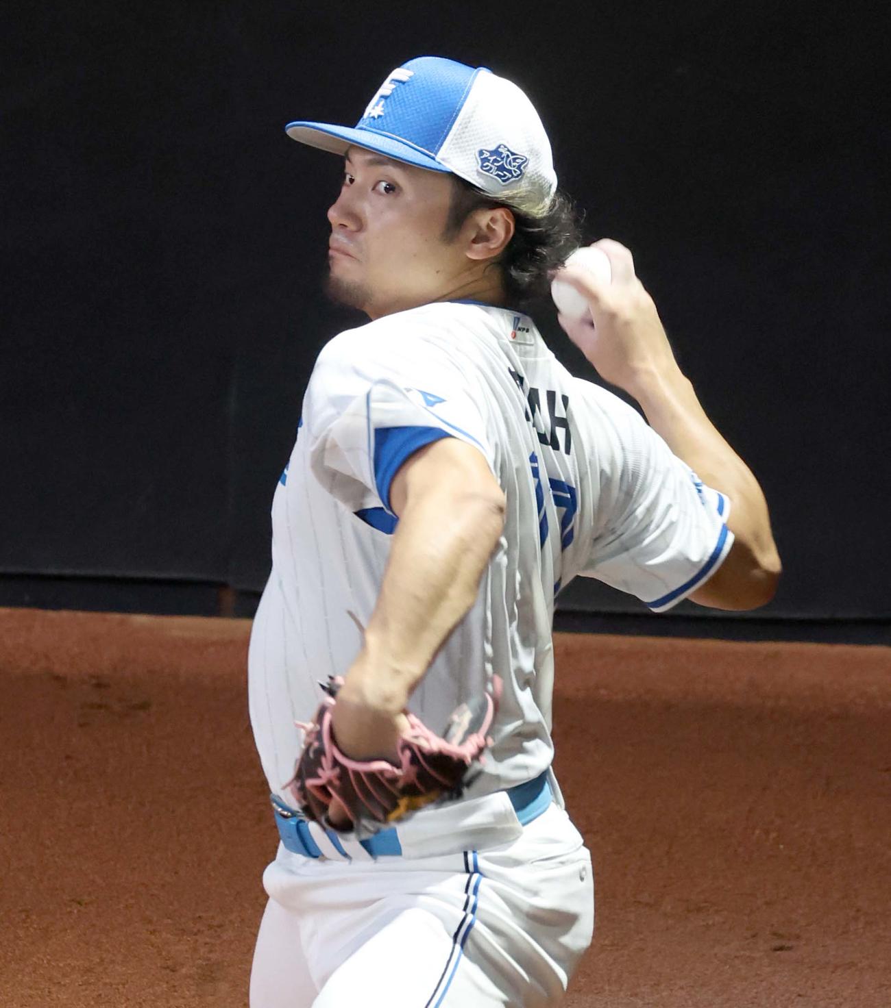 日本ハム対ロッテ　ブルペンで投球する伊藤（撮影・黒川智章）