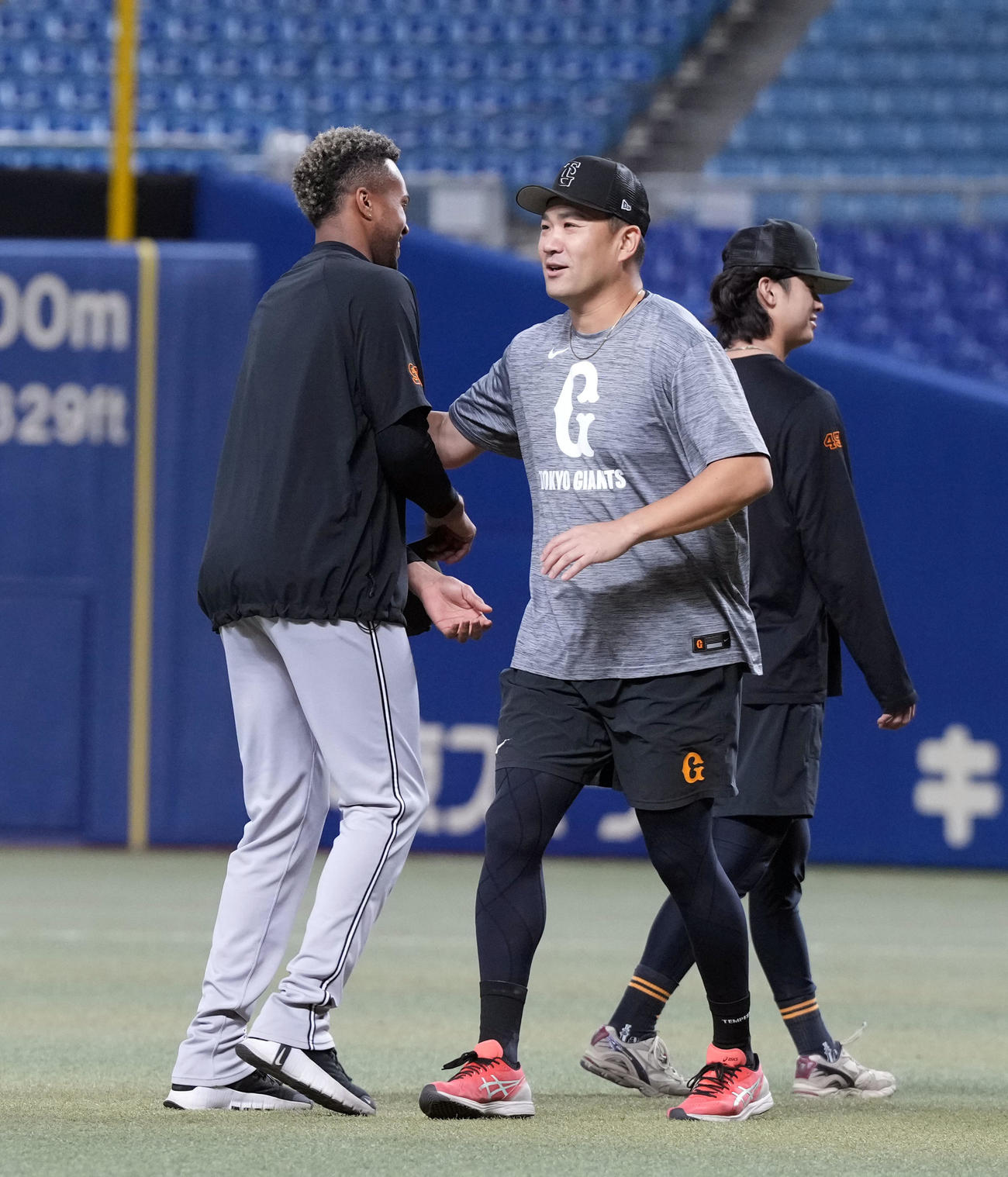 中日対巨人　マルティネス（左）と笑顔を見せる巨人田中将（撮影・たえ見朱実）