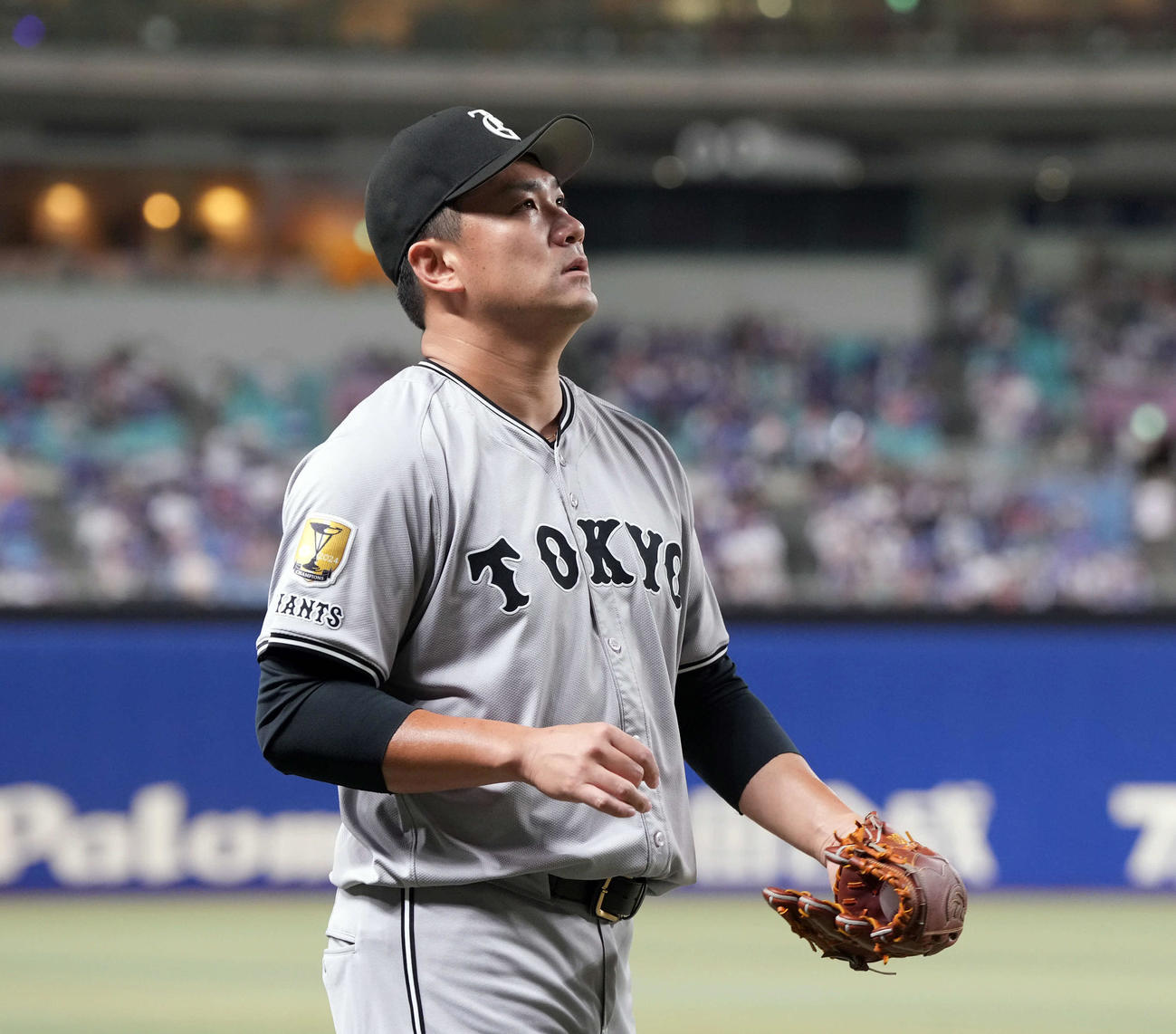 中日対巨人　試合前のキャッチボールを終え、ベンチに戻る巨人田中将（撮影・たえ見朱実）