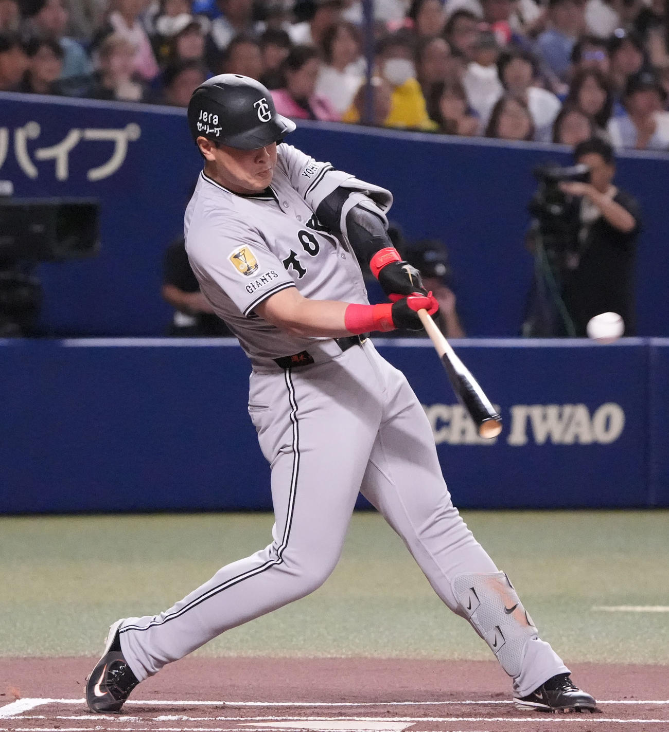 中日対巨人　1回表巨人無死満塁、右2点適時二塁打を放つ岡本和（撮影・森本幸一）