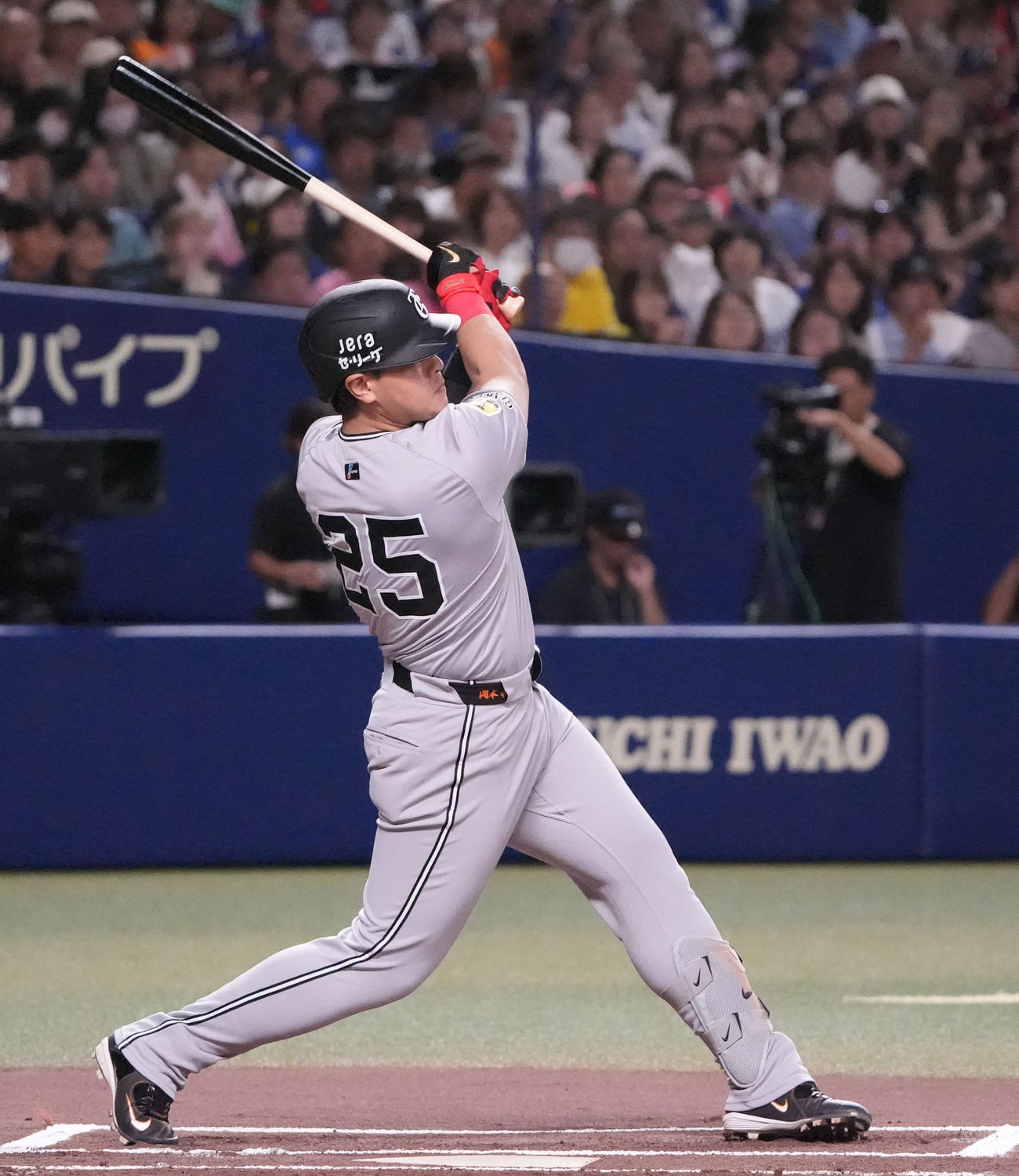中日対巨人　1回表巨人無死満塁、右2点適時二塁打を放つ岡本和（撮影・森本幸一）