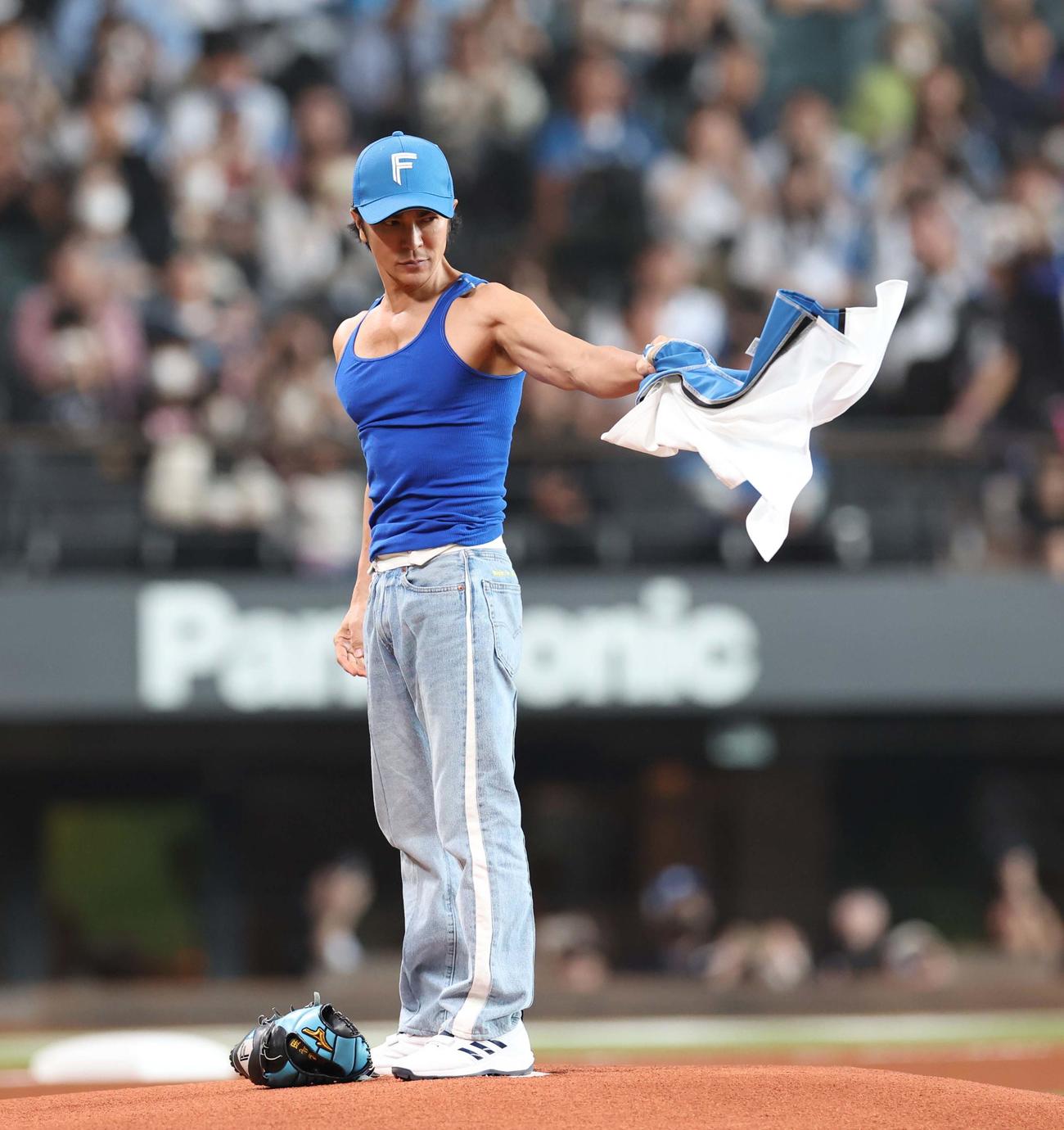 日本ハム対ロッテ　ファーストピッチセレモニーに登場の武田真治（撮影・黒川智章）