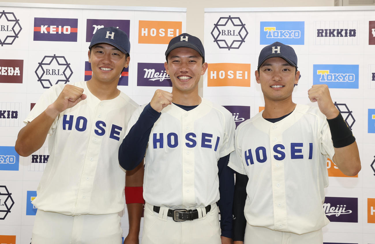 立大対法大　勝利しガッツポーズする。左から法大・片山、丸山、浜岡（撮影・柴田隆二）　　