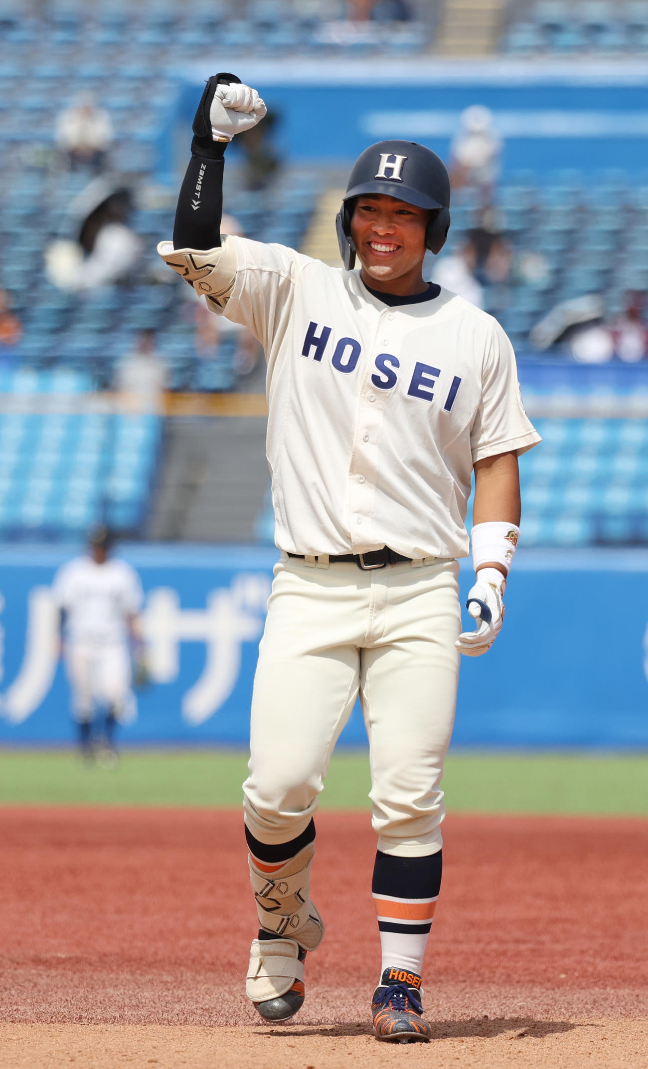 立大対法大　6回裏法大1死一、三塁、今泉秀は左前に適時打を放ちガッツポーズする（撮影・柴田隆二）　　