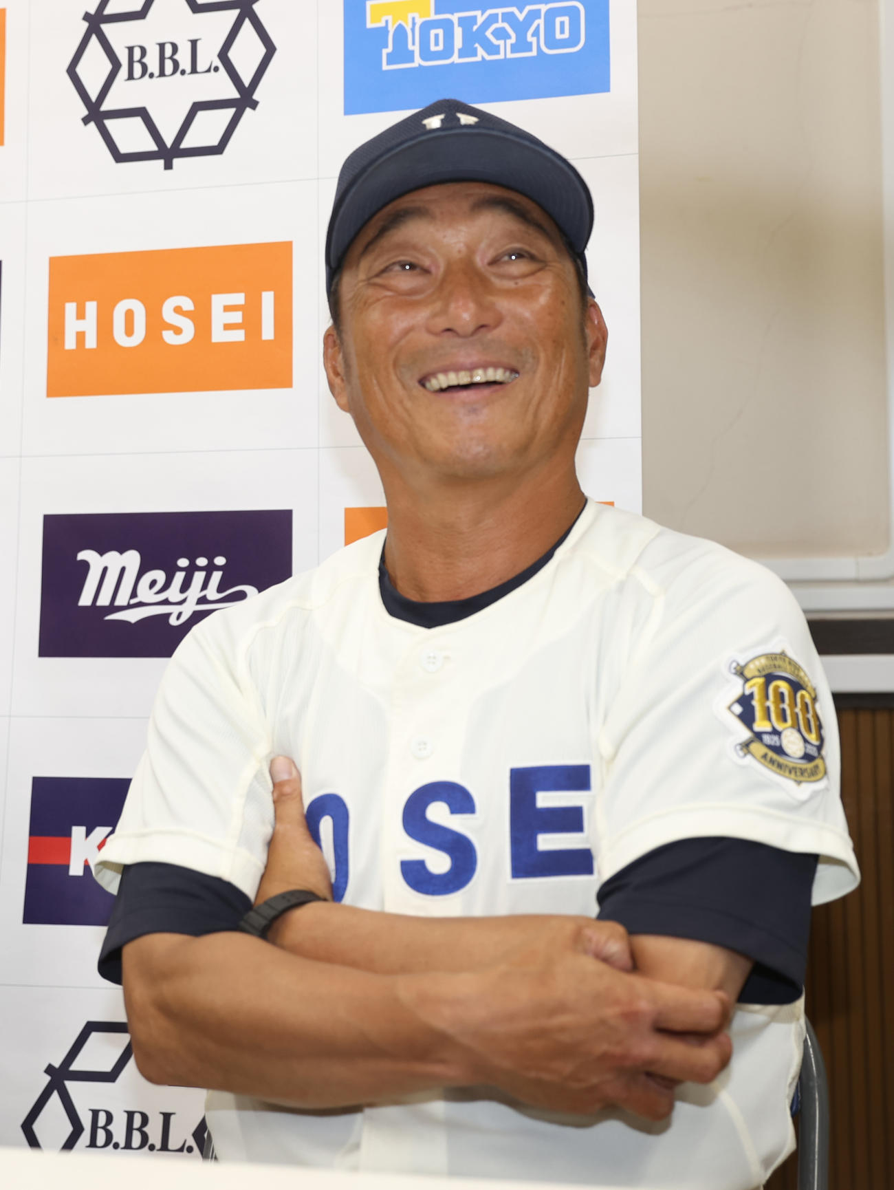 立大対法大　勝利し笑顔を見せる法大・大島監督（撮影・柴田隆二）　　