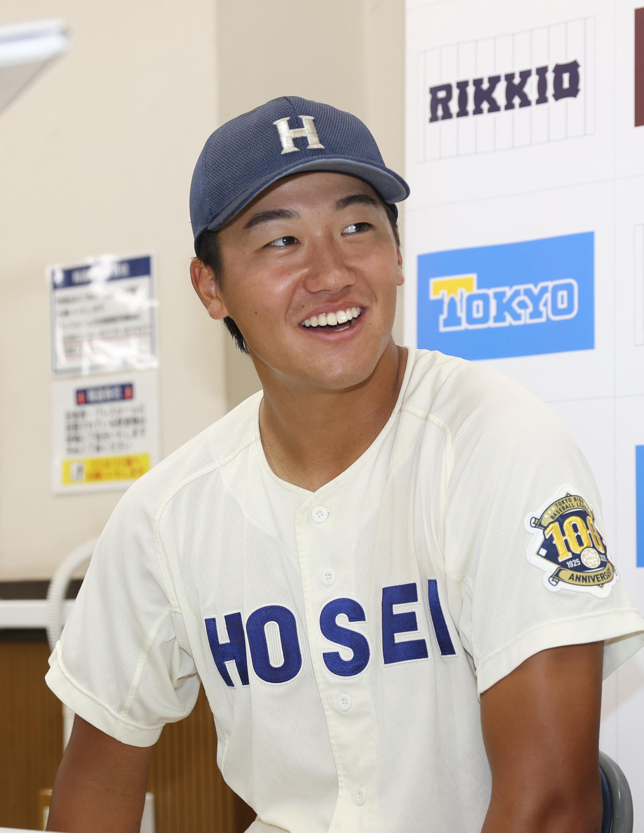 立大対法大　本塁打を放った法大・片山は笑顔を見せる（撮影・柴田隆二）　　