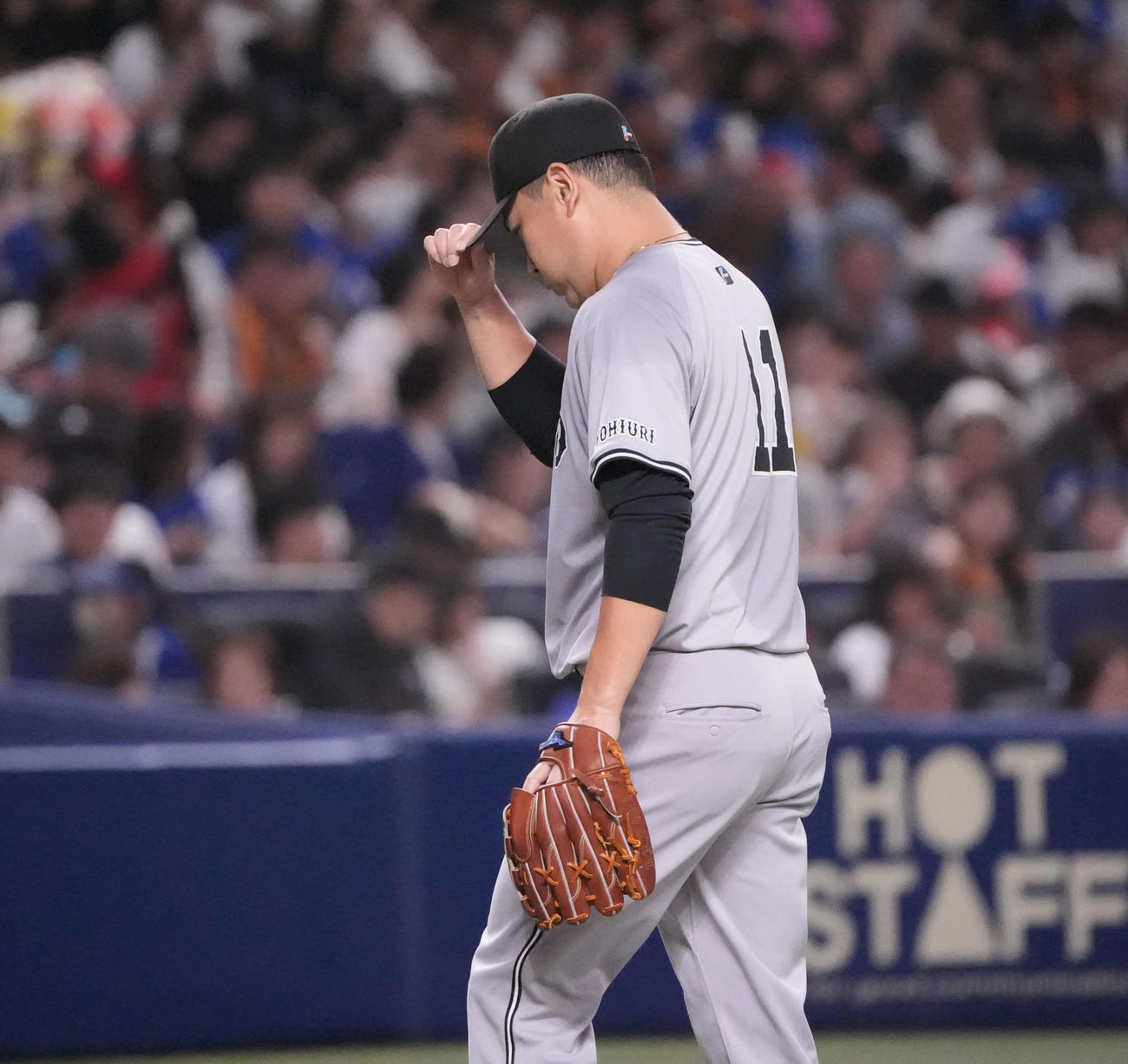 中日対巨人　2回終了、ベンチへ戻る田中（撮影・森本幸一）