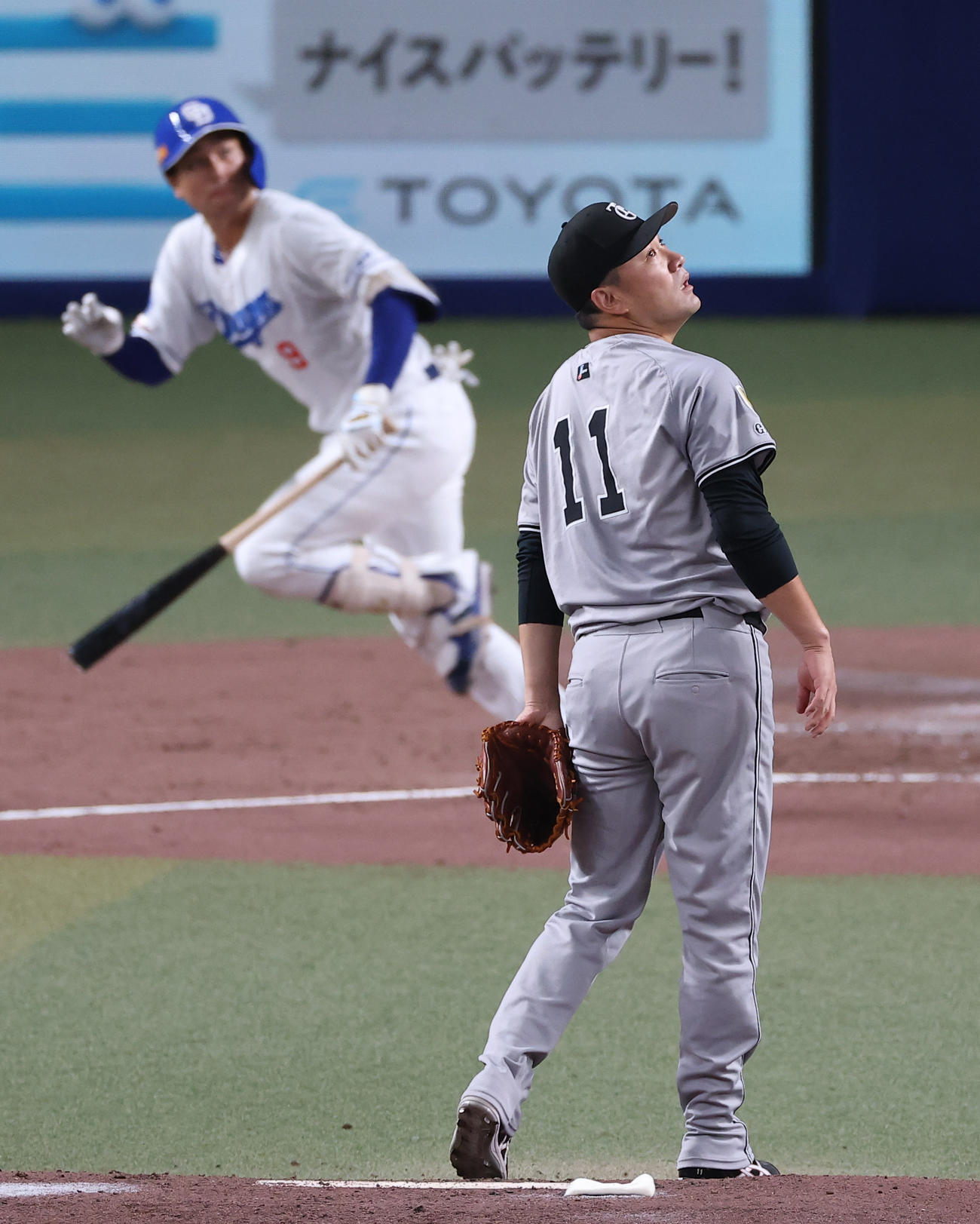 中日対巨人　3回裏中日1死一塁、田中将（右）は石伊に逆転2点本塁打を浴びる（撮影・上田博志）