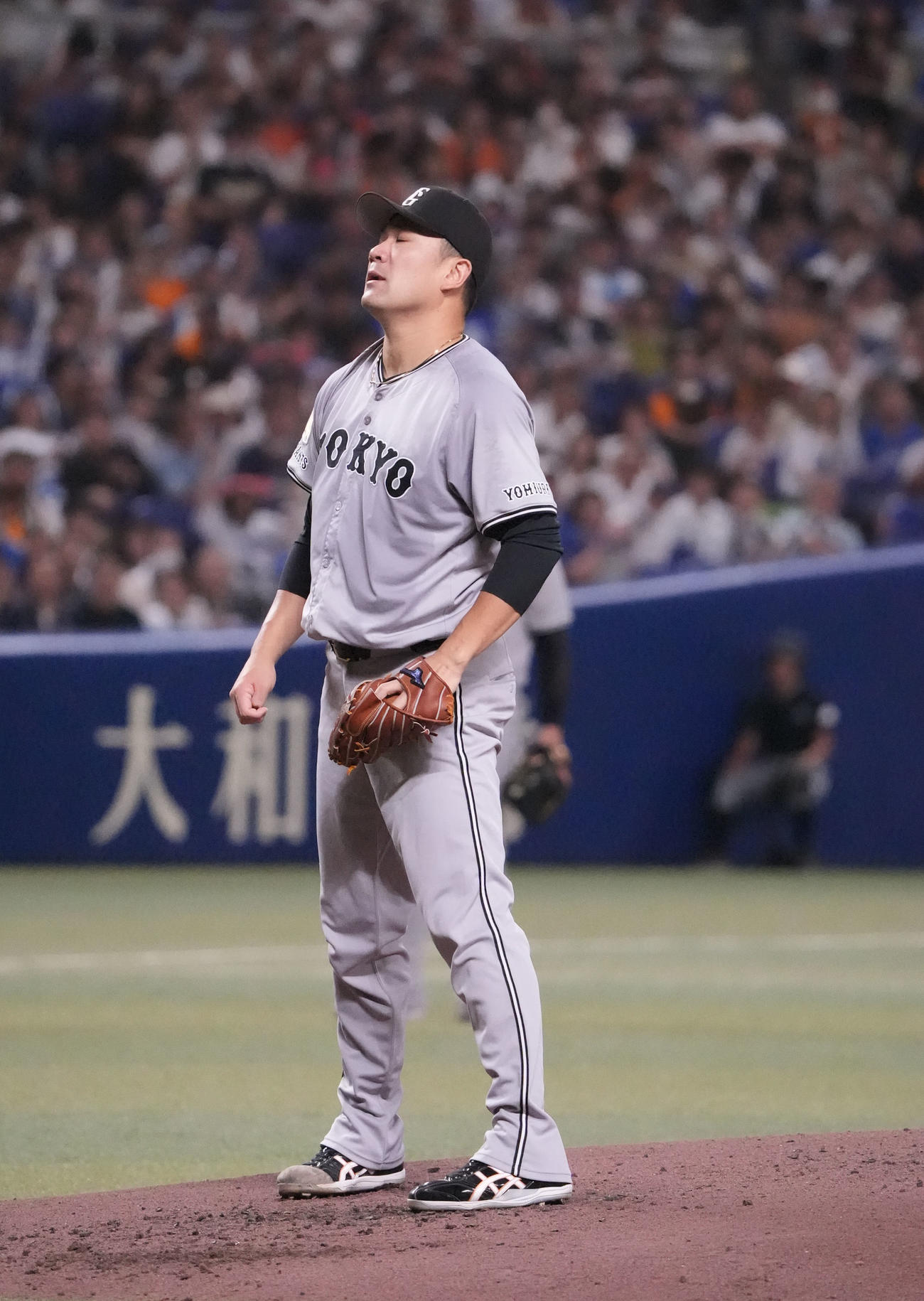 中日対巨人　2回裏中日無死、福永に四球を与えさえない表情の田中（撮影・森本幸一）