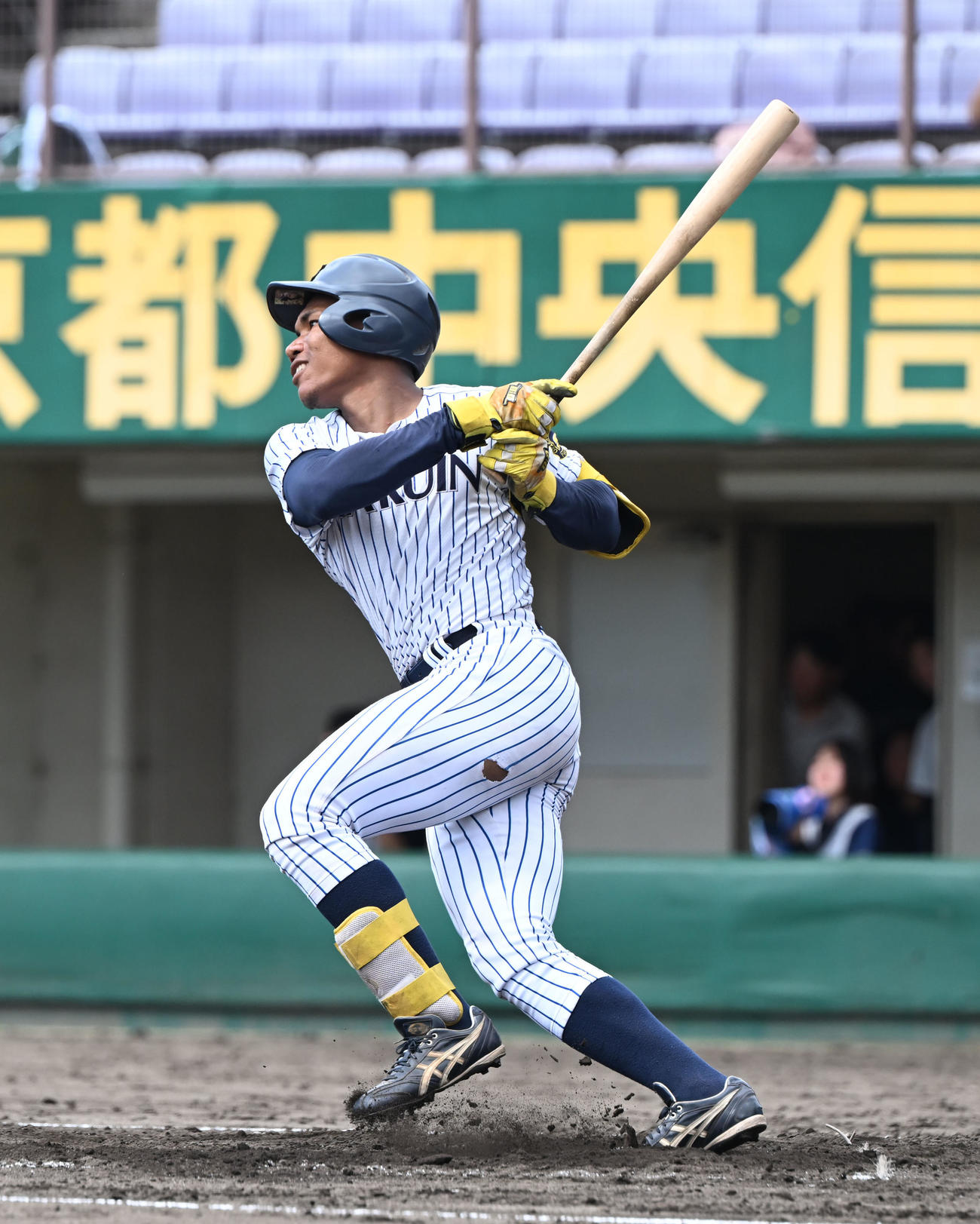 大院大対神院大　4回表大院大2死、中堅に二塁打を放つエドポロ・ケイン（撮影・和賀正仁）