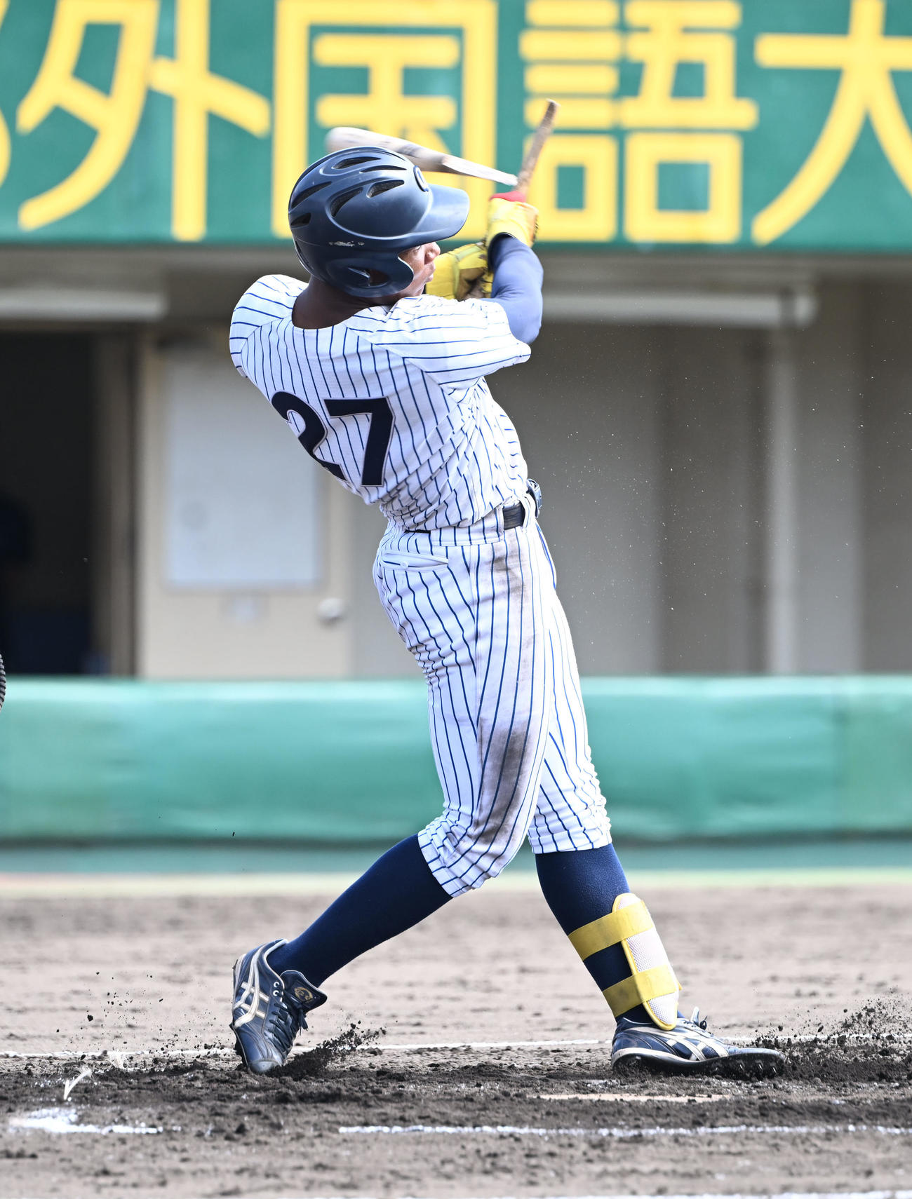大院大対神院大　7回表大院大無死、左に二塁打を放つエドポロ・ケイン（撮影・和賀正仁）