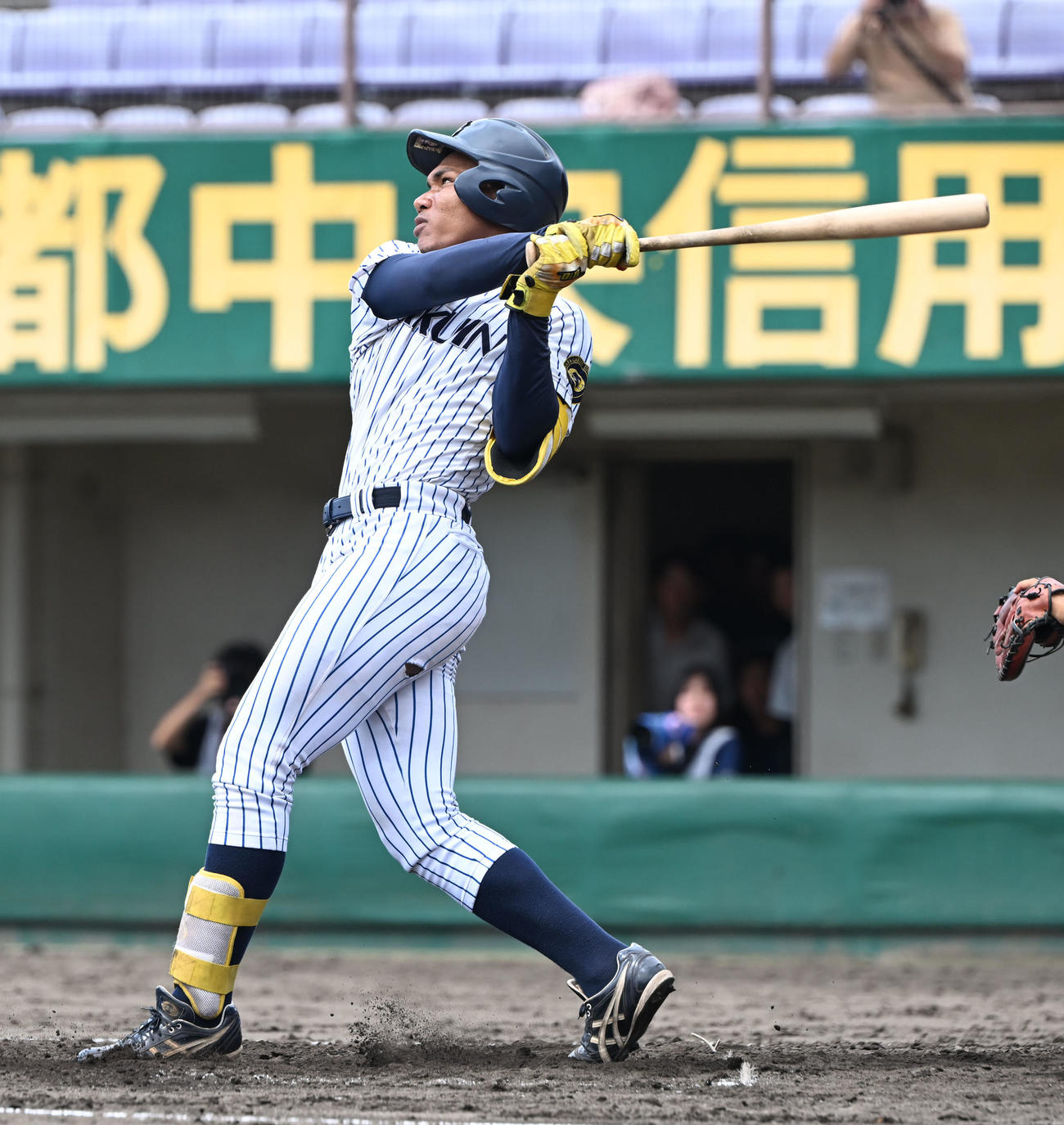 大院大対神院大　4回表大院大2死、中堅に二塁打を放つエドポロ・ケイン（撮影・和賀正仁）
