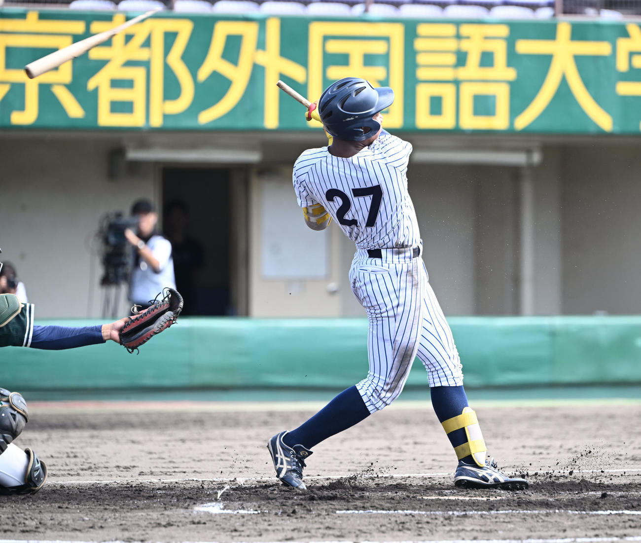 大院大対神院大　7回表大院大無死、左に二塁打を放つエドポロ・ケイン（撮影・和賀正仁）