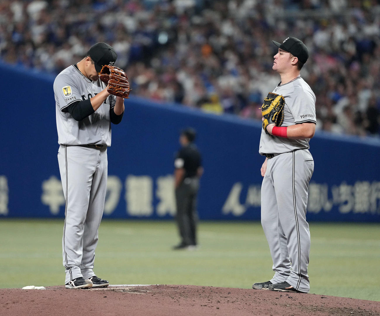 中日対巨人　6回裏中日1死一塁、細川に中越え適時三塁打を許し4－2とされた田中将は、マウンドを降りる（撮影・たえ見朱実）
