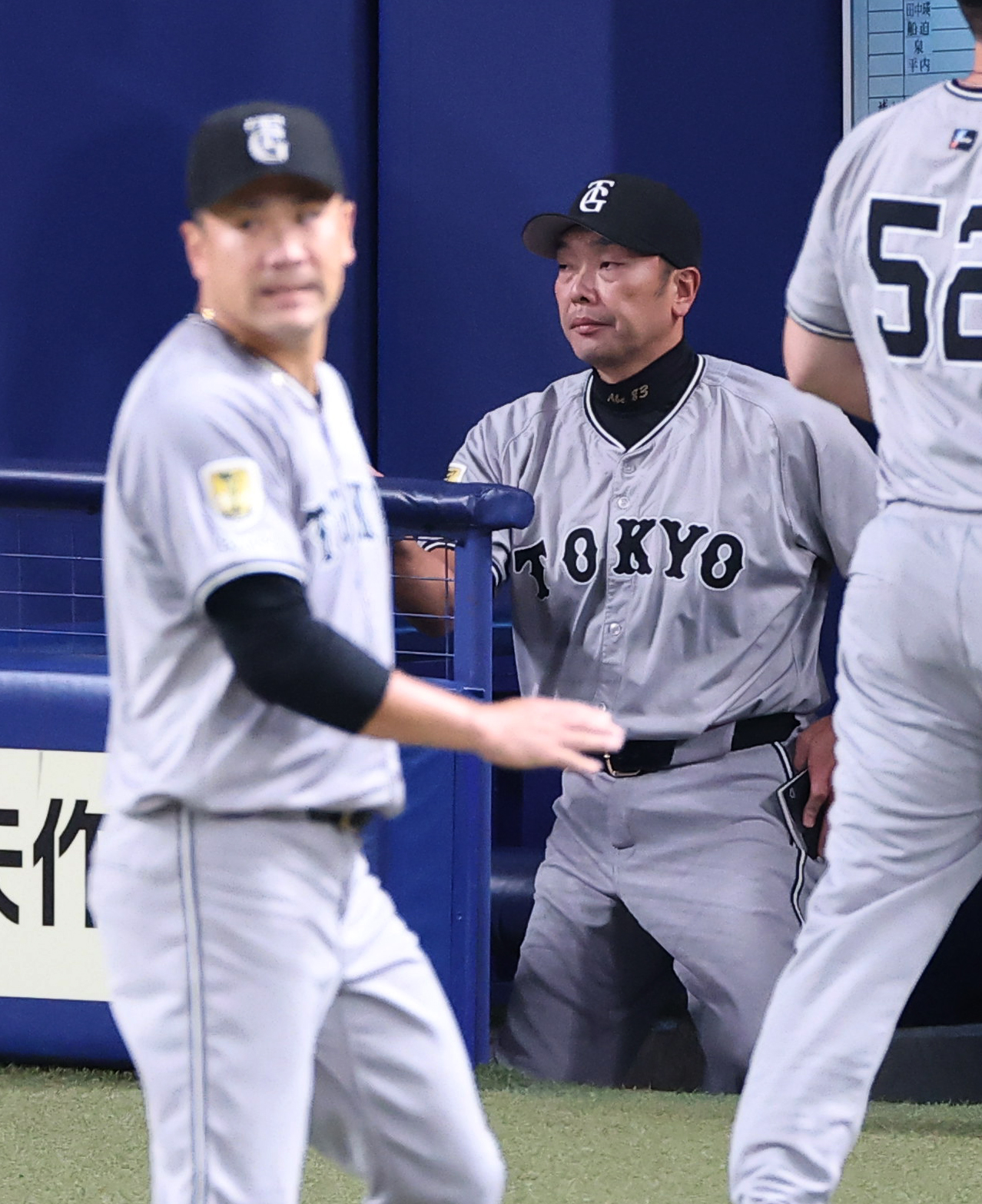 中日対巨人　4回、阿部監督（右）とベンチに引き揚げる田中将（撮影・上田博志）
