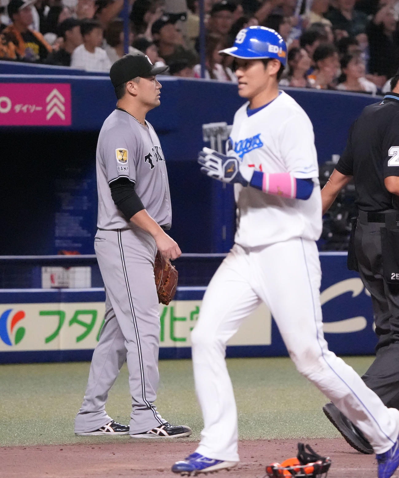中日対巨人　6回裏中日1死一塁、田中（左）はは細川に適時三塁打を打たれる（撮影・森本幸一）