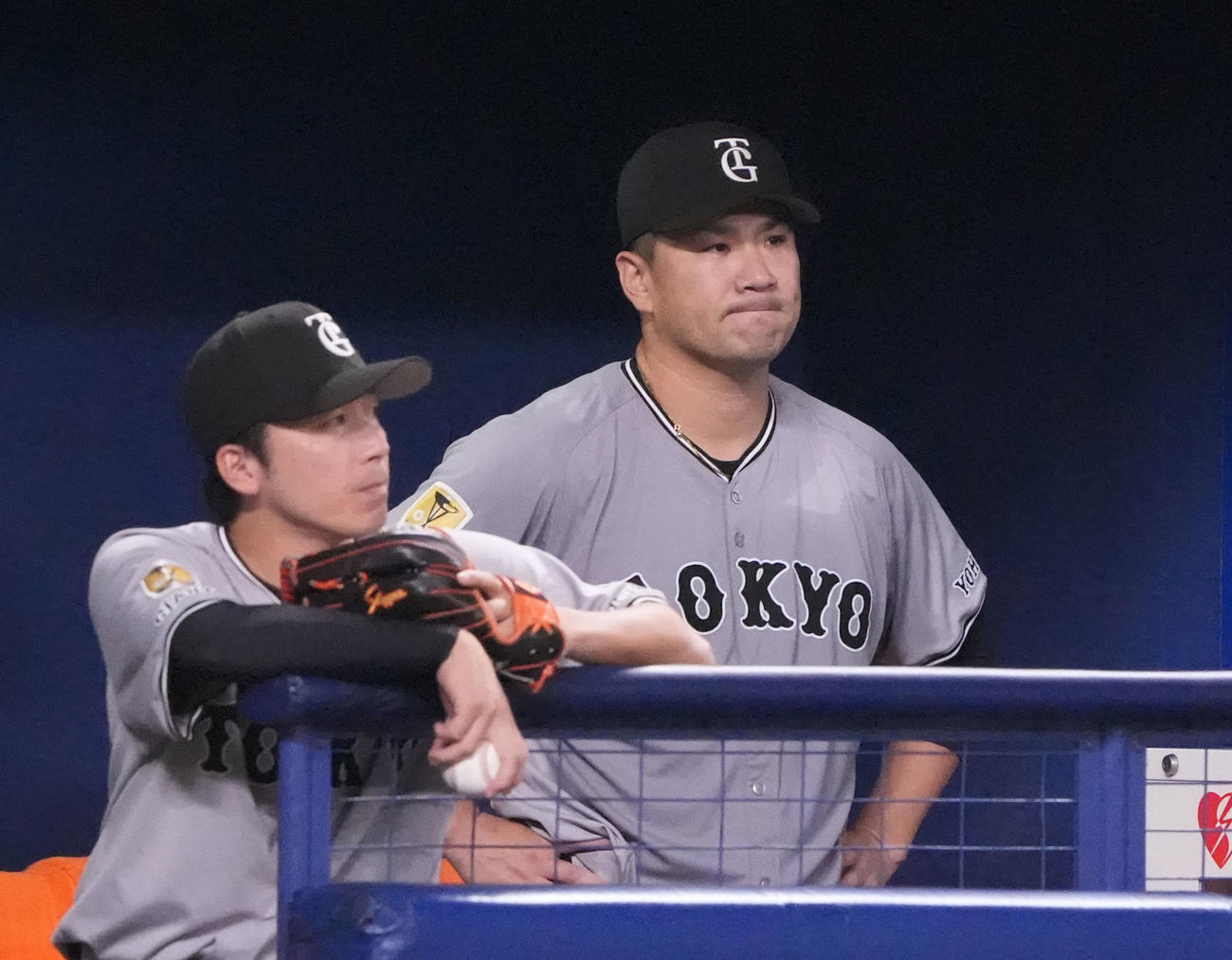 中日対巨人　6回裏中日1死三塁、田中（右）はベンチから試合を見つめる（撮影・森本幸一）